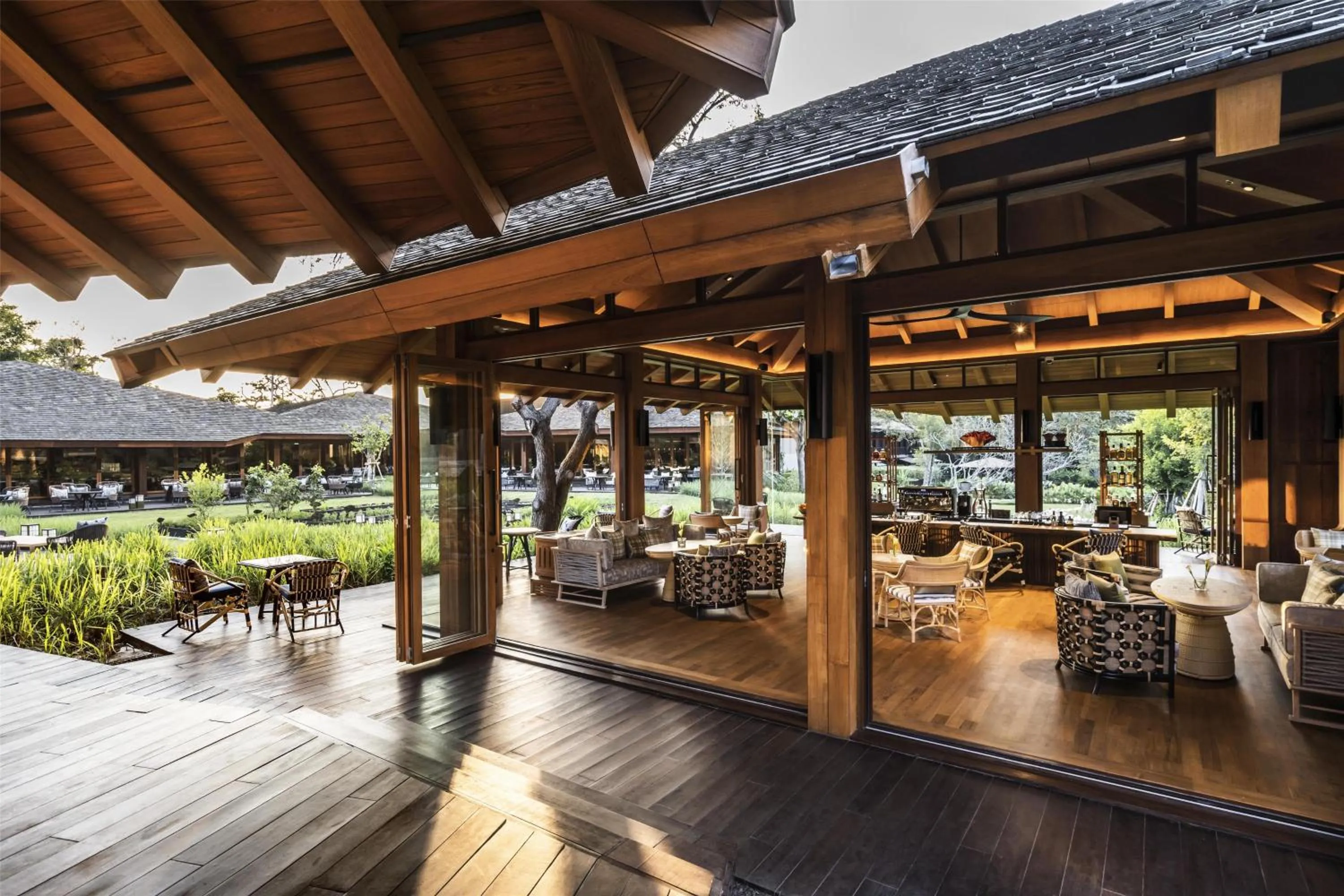 Lounge or bar in Andaz Pattaya Jomtien Beach, By Hyatt