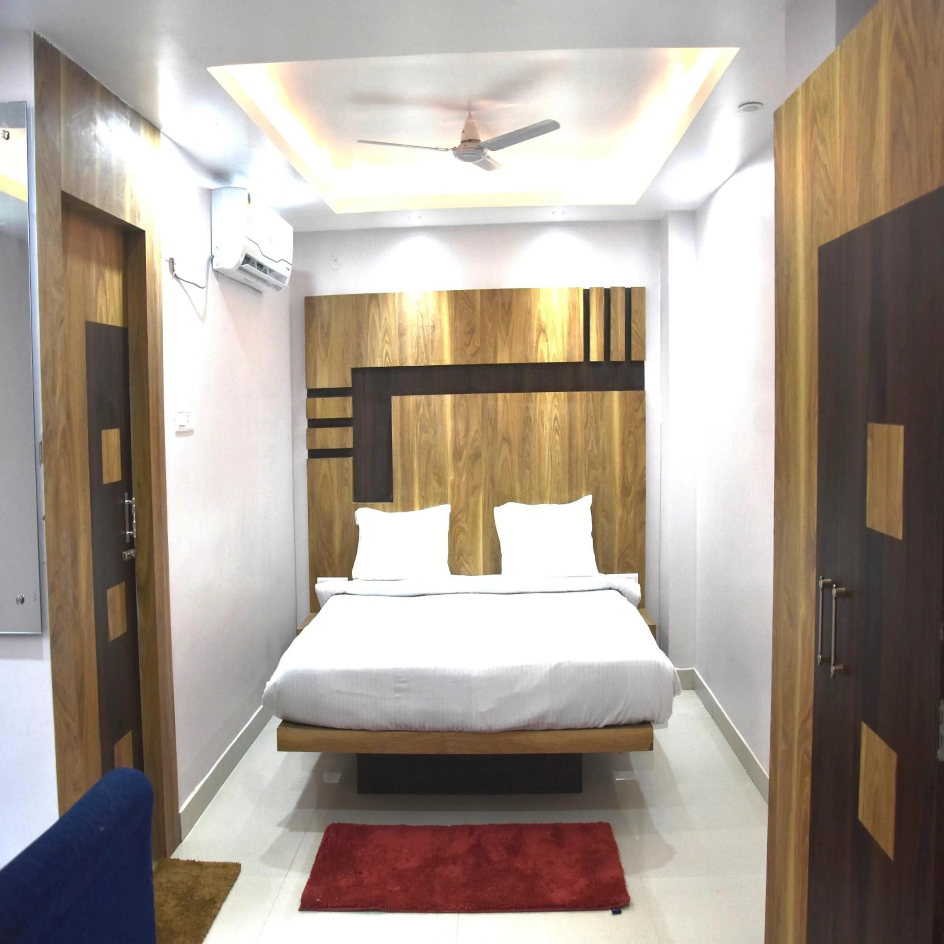 Photo of the whole room, Bed in Hotel Crown Palace