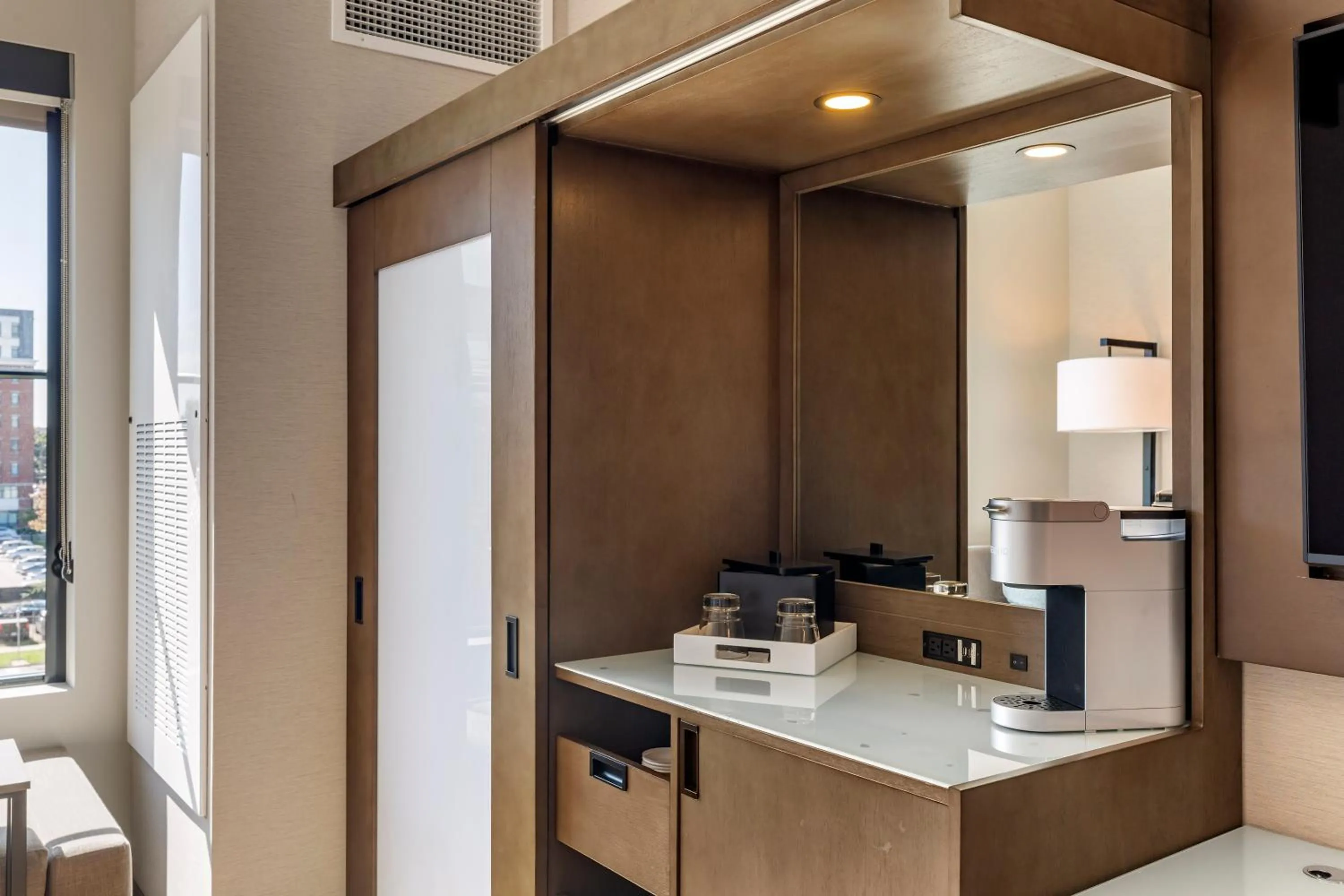 Coffee/tea facilities in Cambria Hotel New Haven University Area