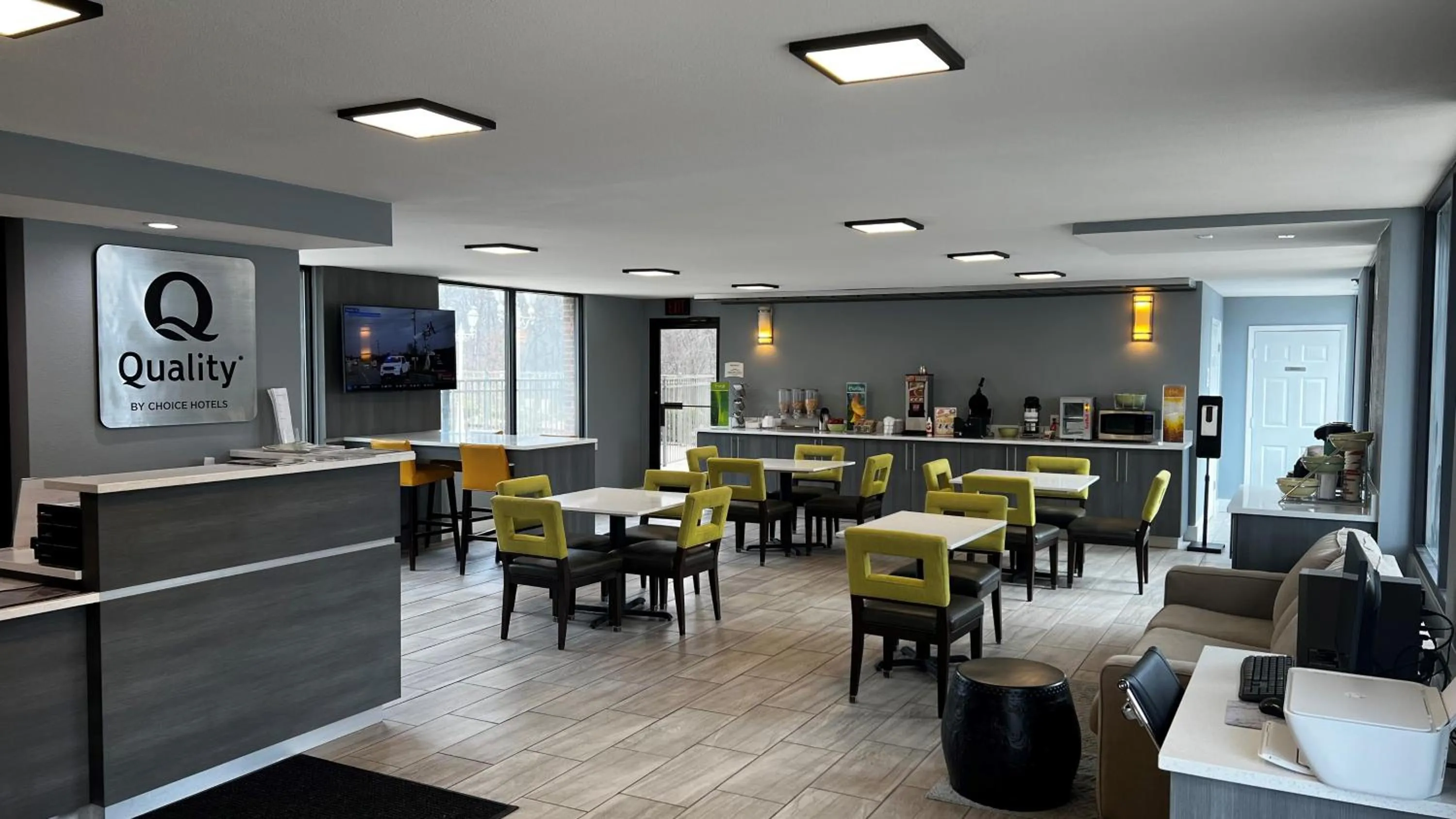 Seating area in Quality Inn Asheville Airport