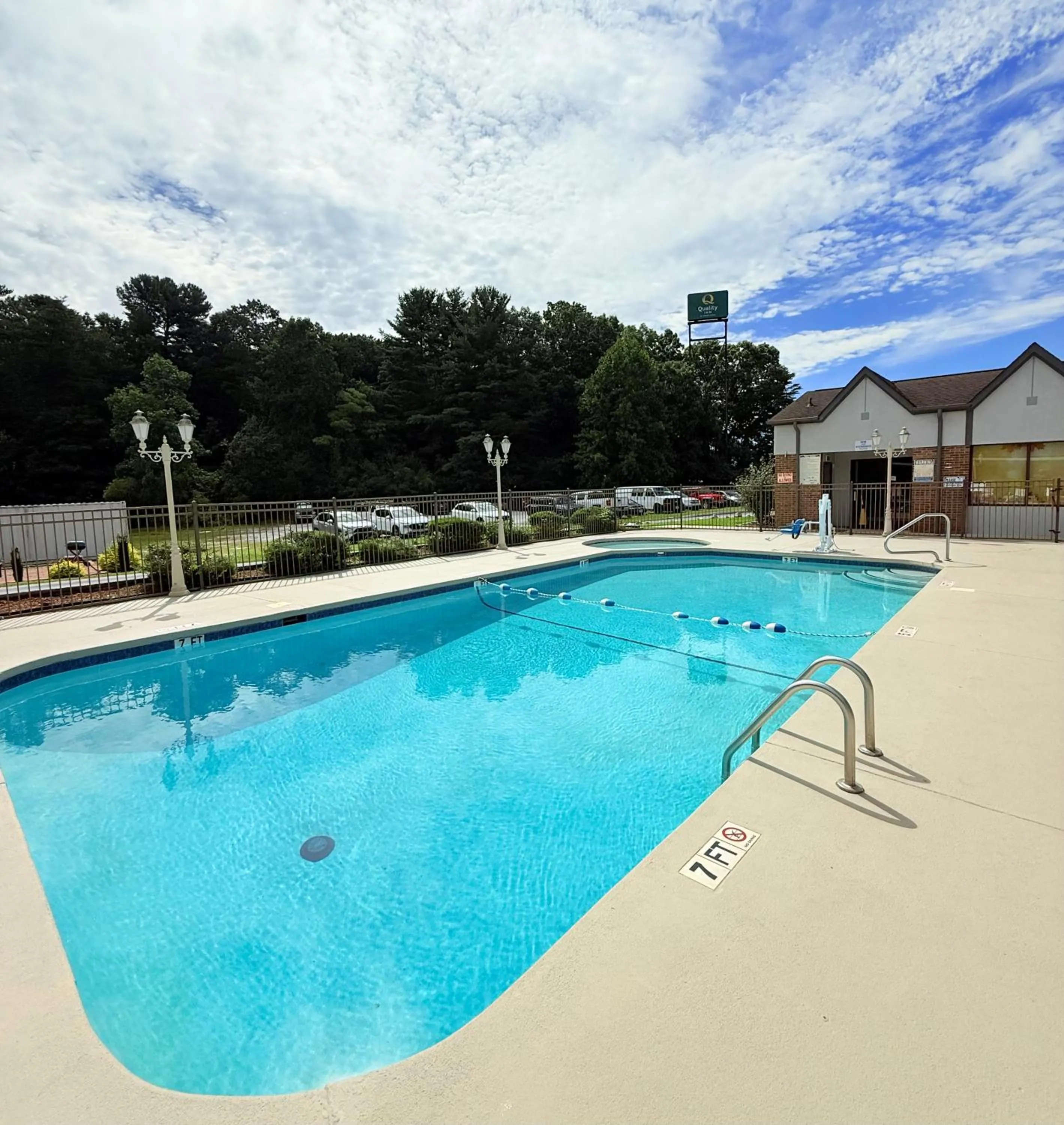 Swimming pool in Quality Inn Asheville Airport