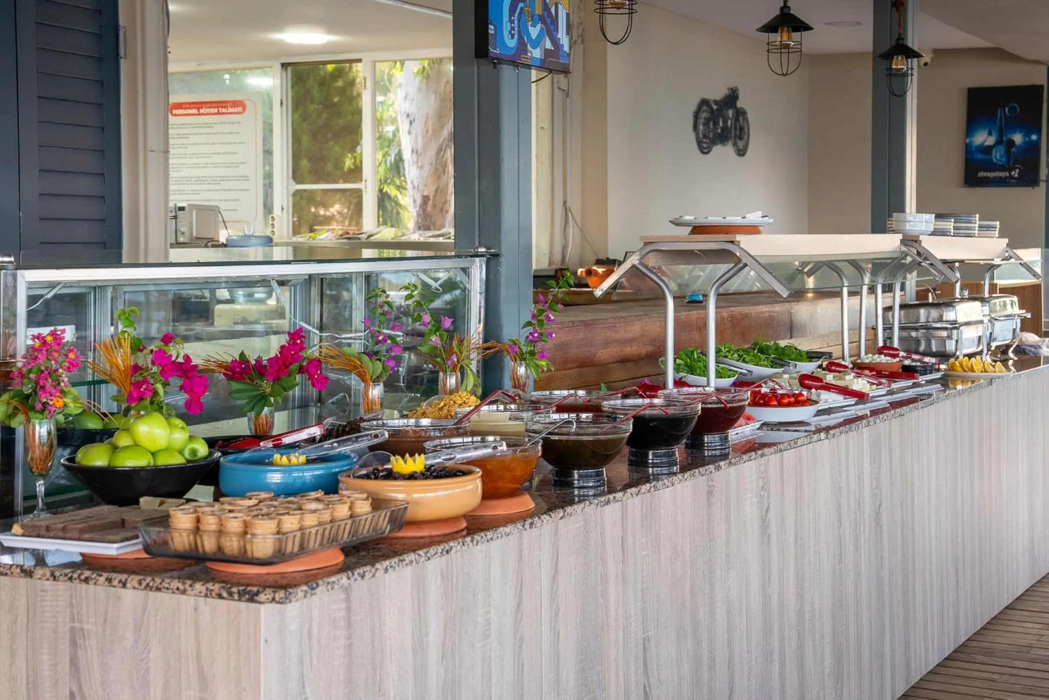 Restaurant/places to eat in Side Beach Club