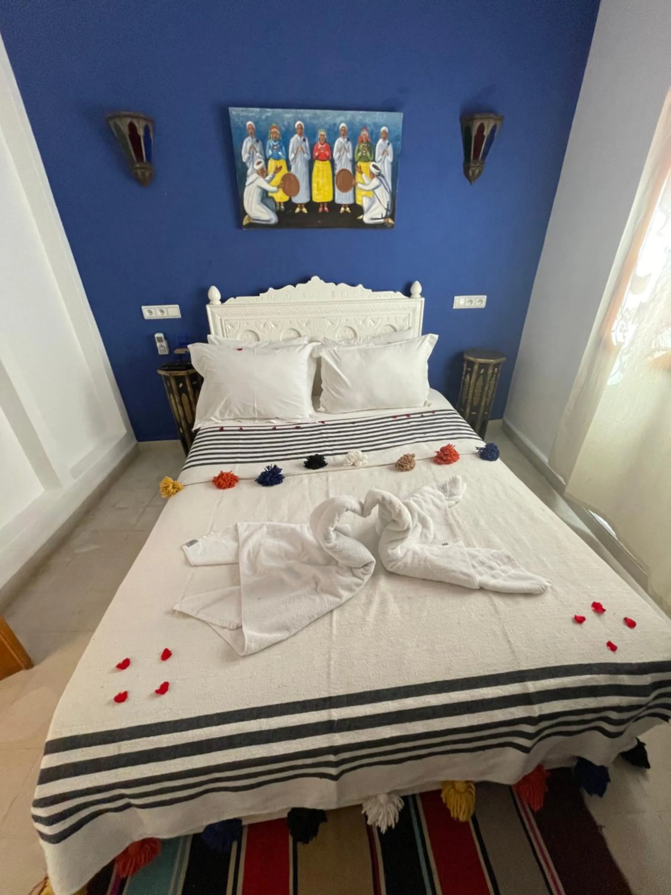 Photo of the whole room, Bed in Riad Les Miroirs