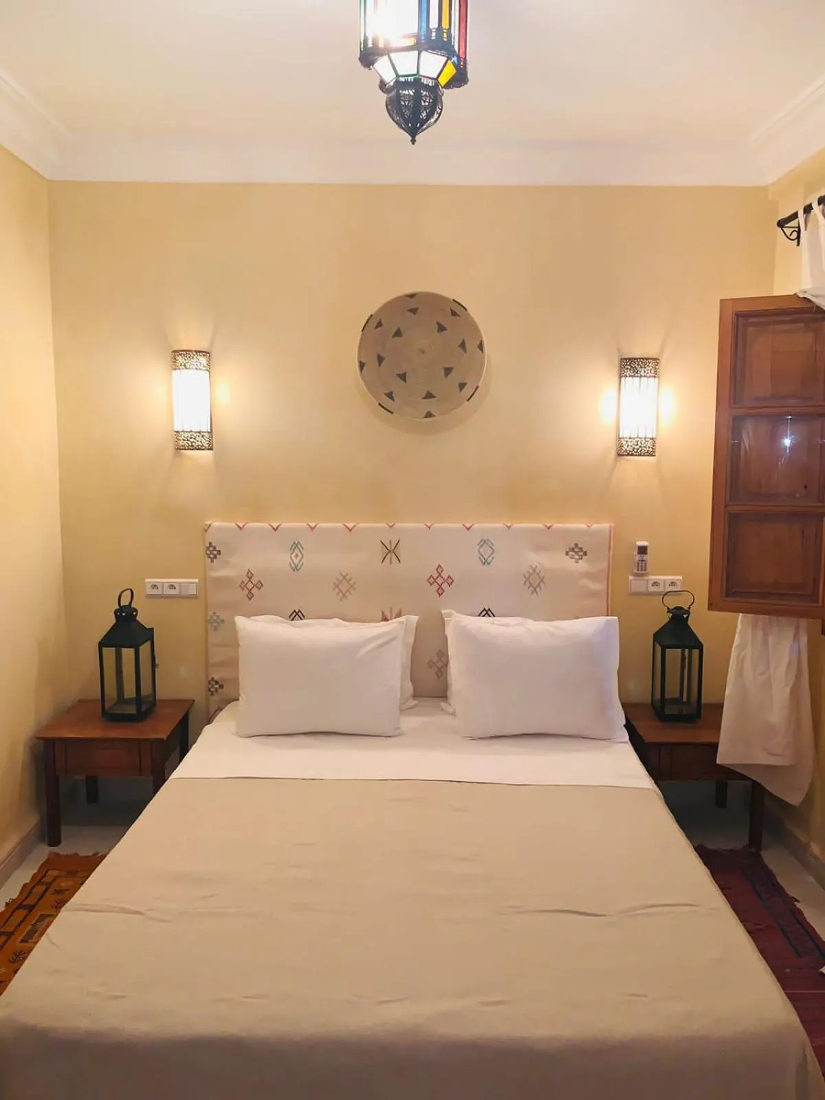 Photo of the whole room, Bed in Riad Les Miroirs