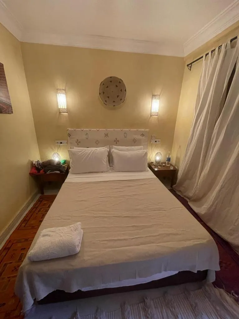 Photo of the whole room, Bed in Riad Les Miroirs
