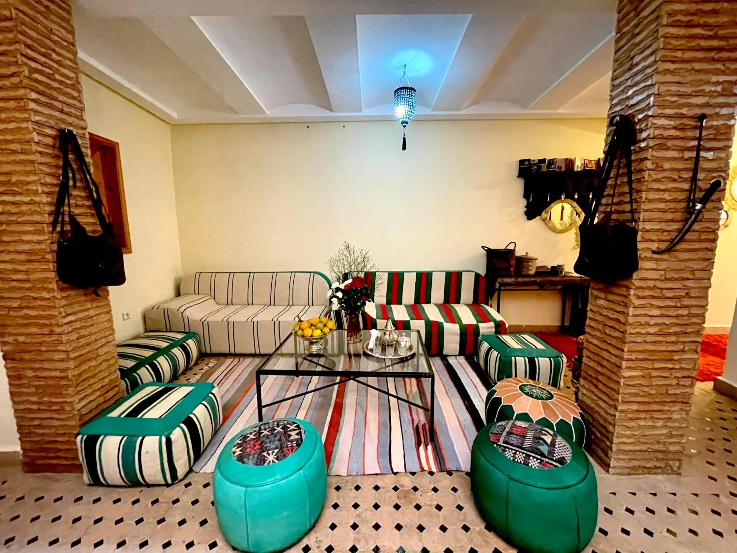 Seating area, Bed in Riad Les Miroirs