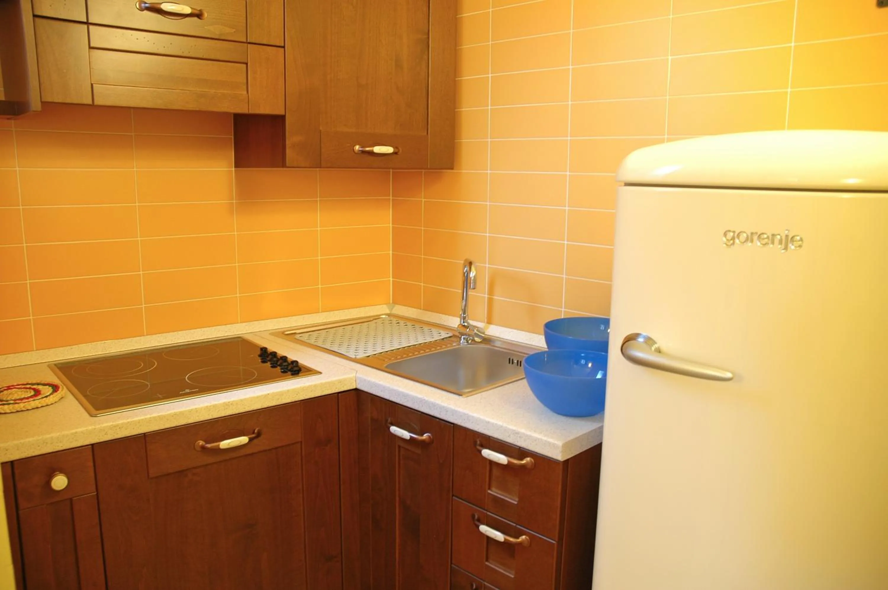 Kitchen or kitchenette in World Village Apartments