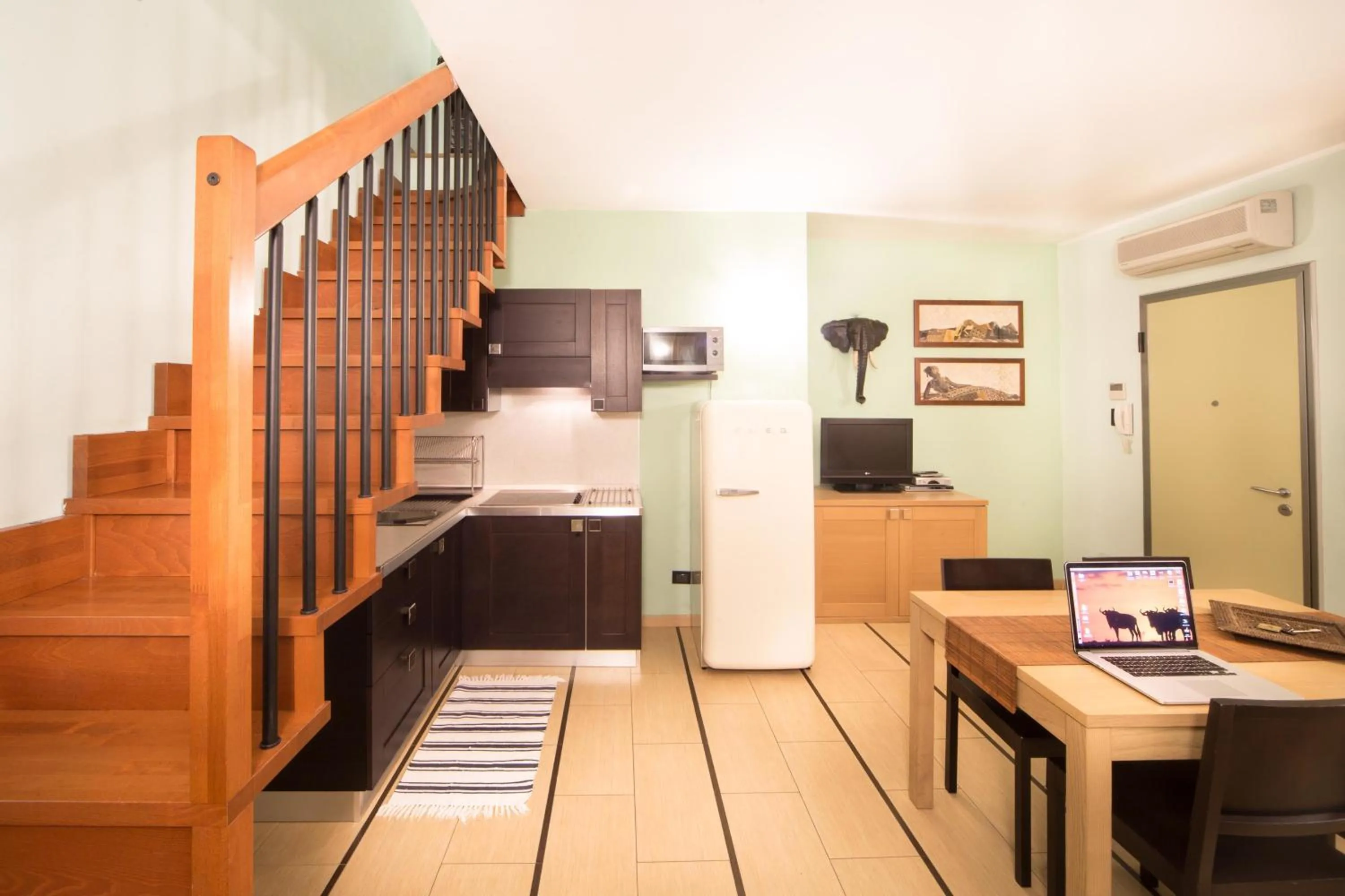 Kitchen or kitchenette in World Village Apartments