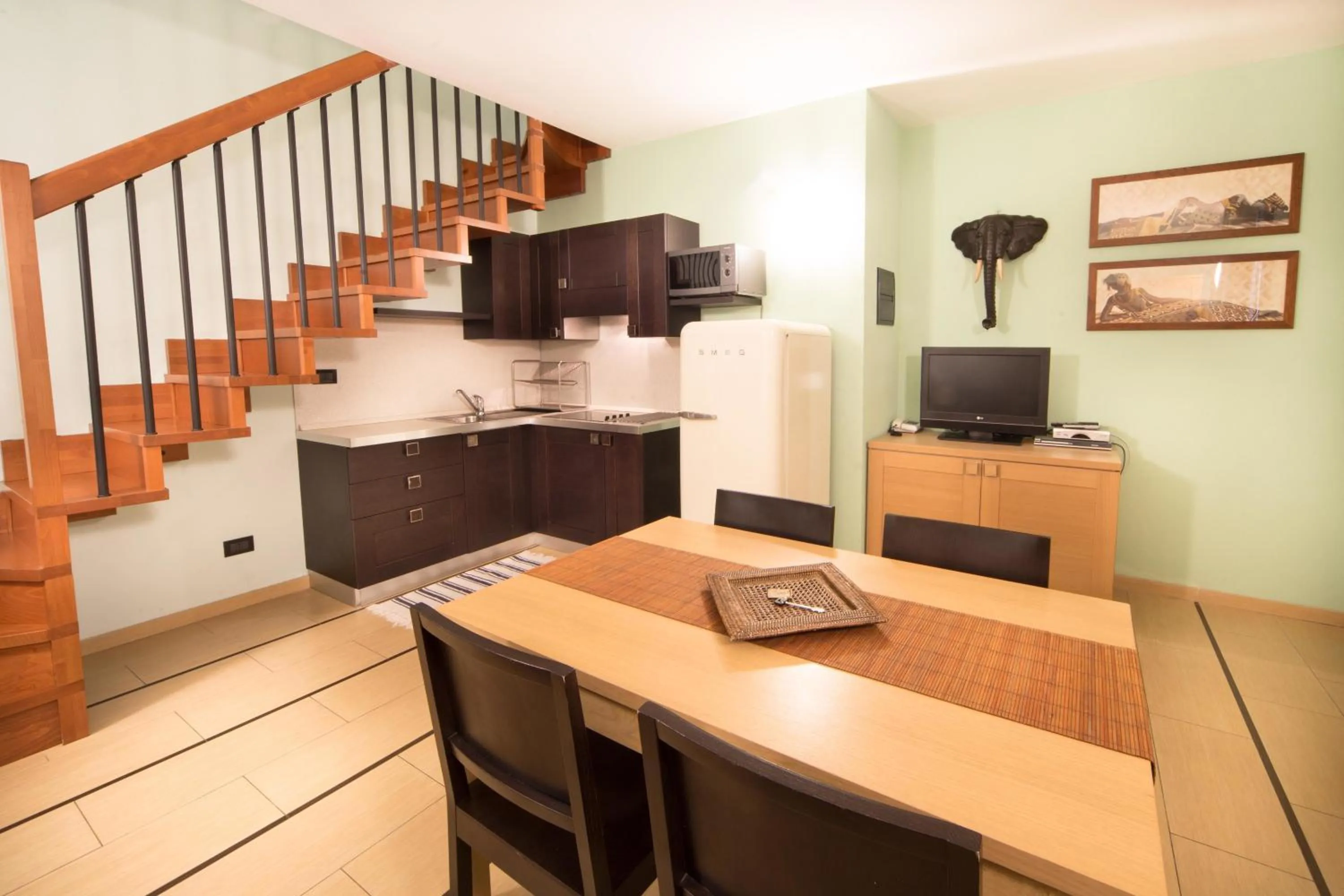 Kitchen or kitchenette in World Village Apartments