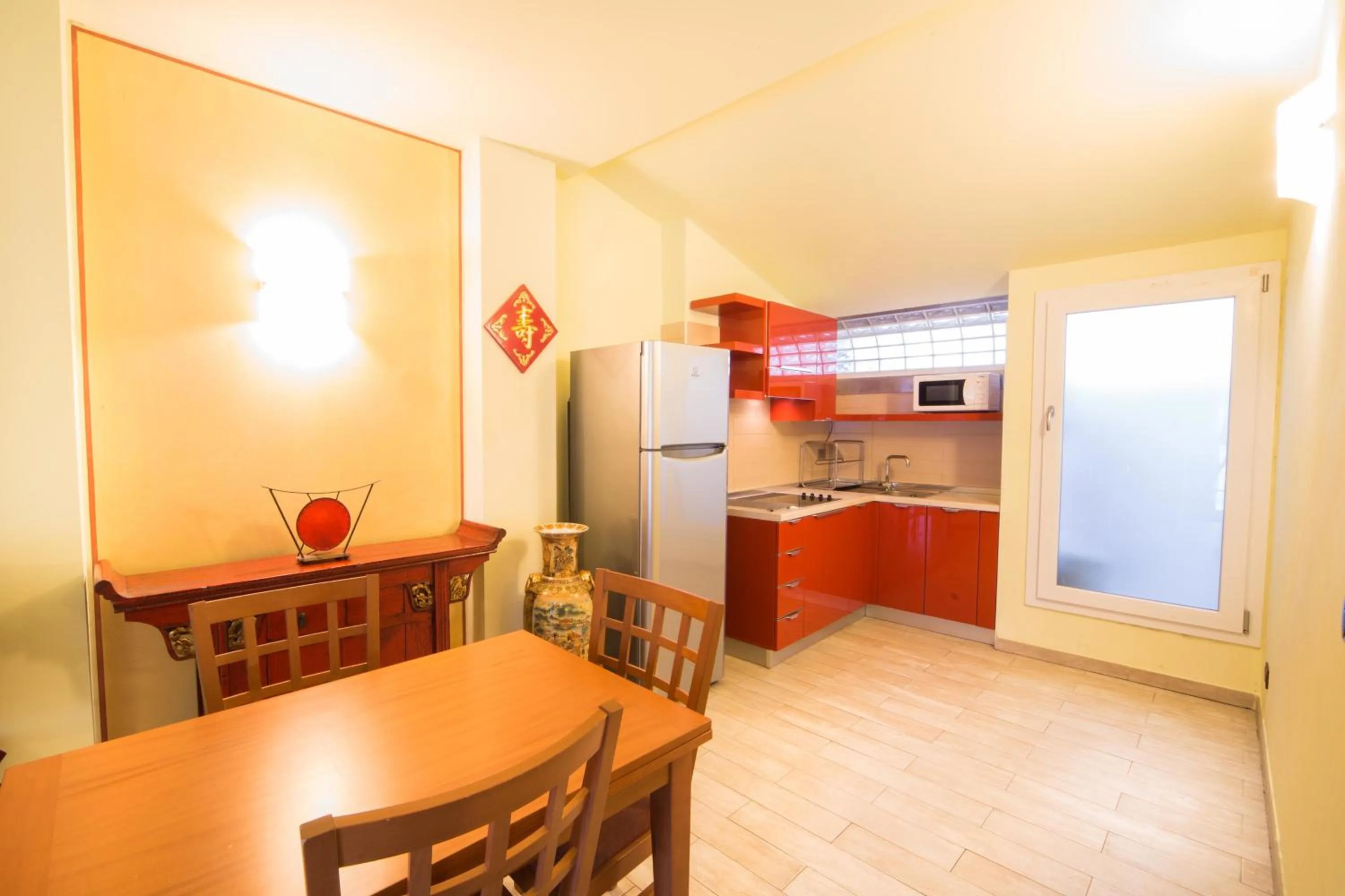 Kitchen or kitchenette in World Village Apartments