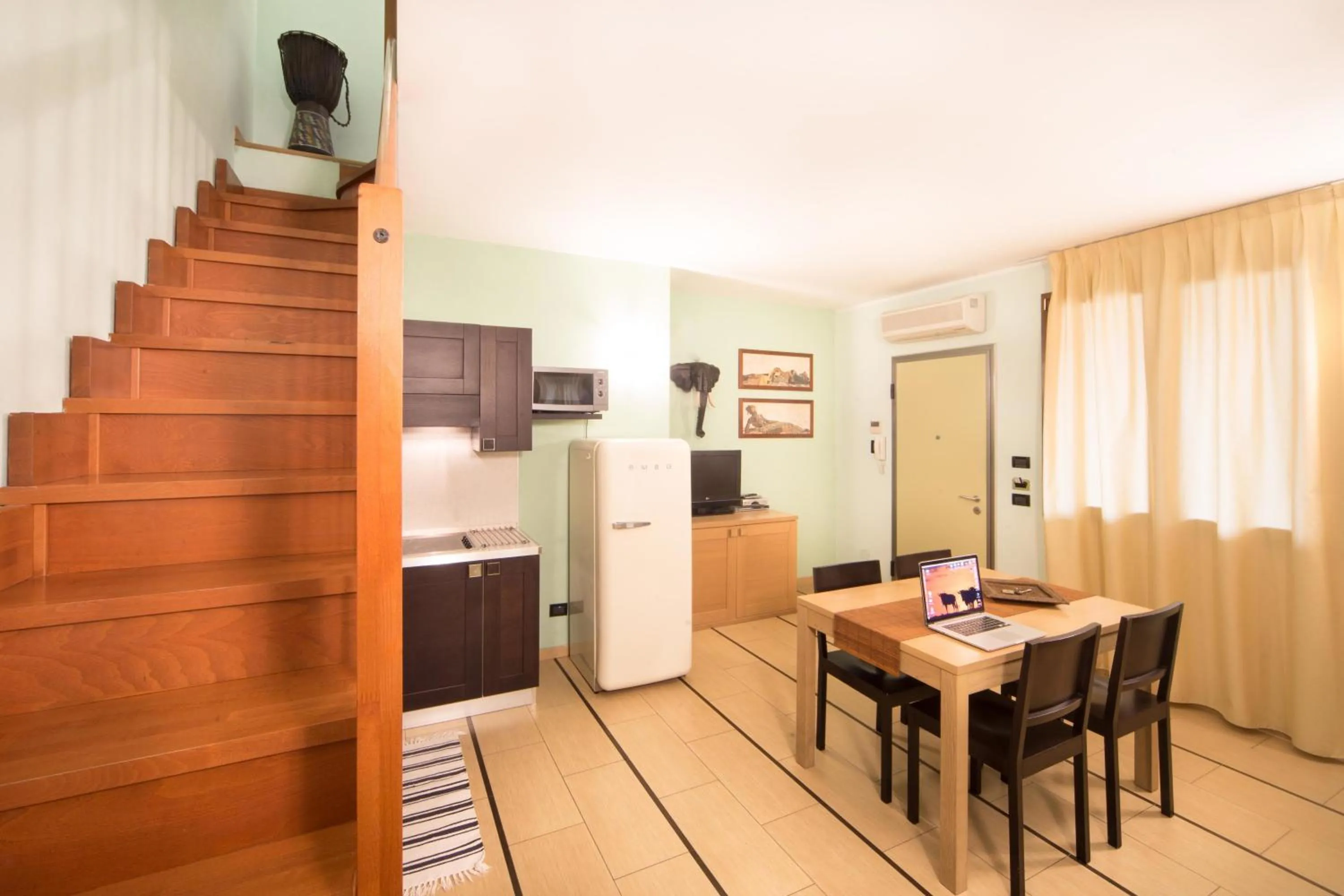 Kitchen or kitchenette in World Village Apartments