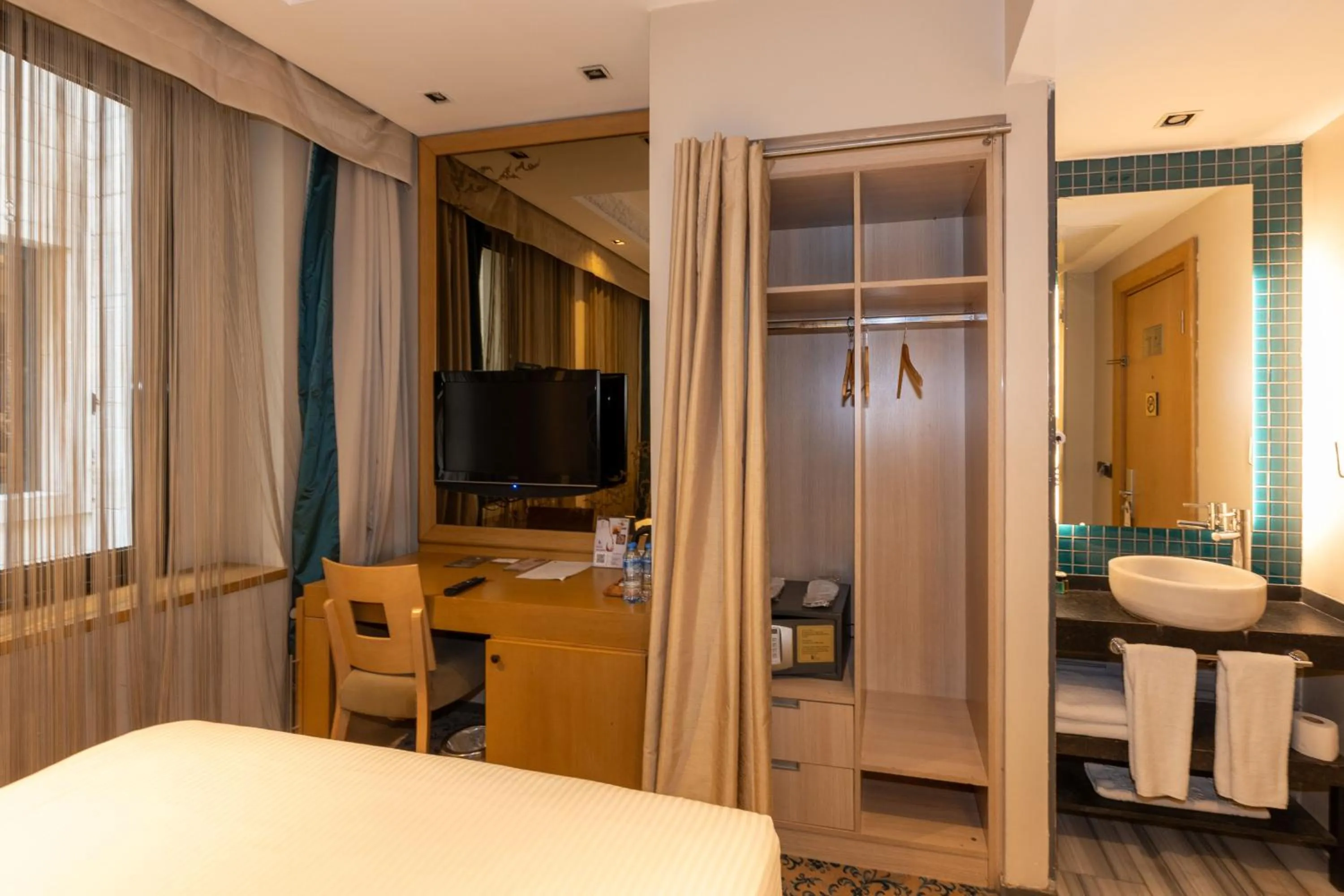 Bathroom, Bed in Pera Tulip Hotel & Spa