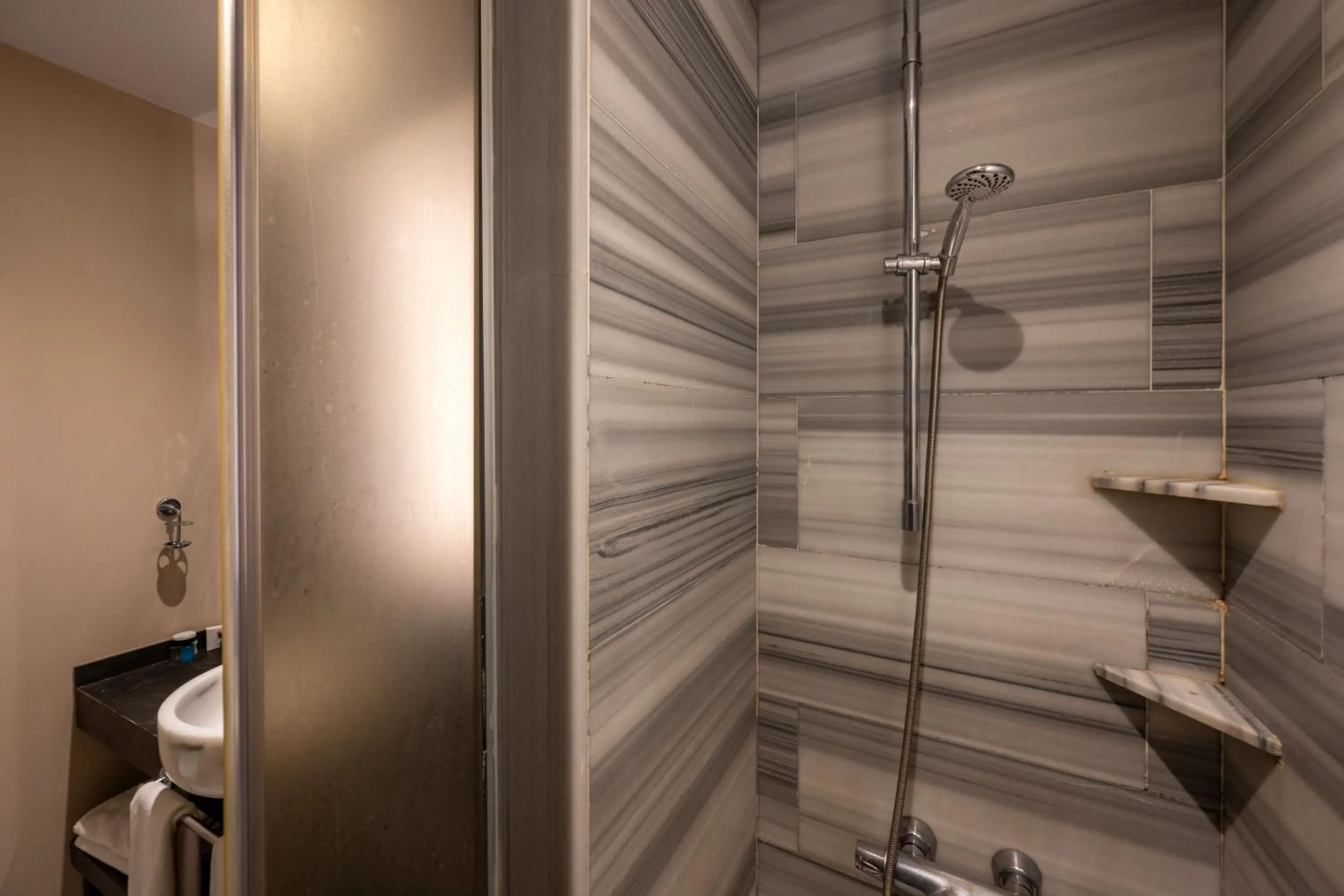 Shower in Pera Tulip Hotel & Spa