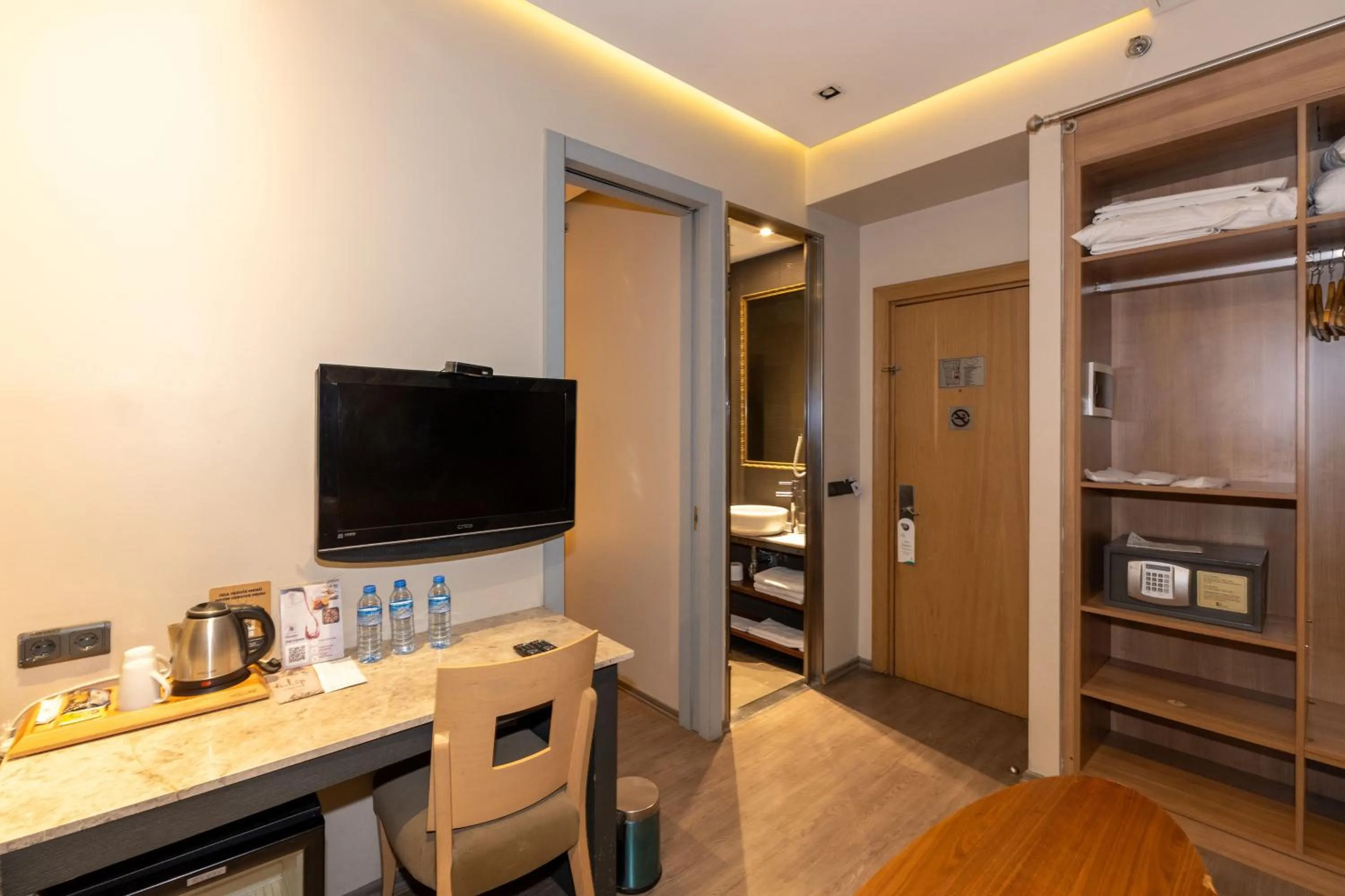 TV and multimedia in Pera Tulip Hotel & Spa