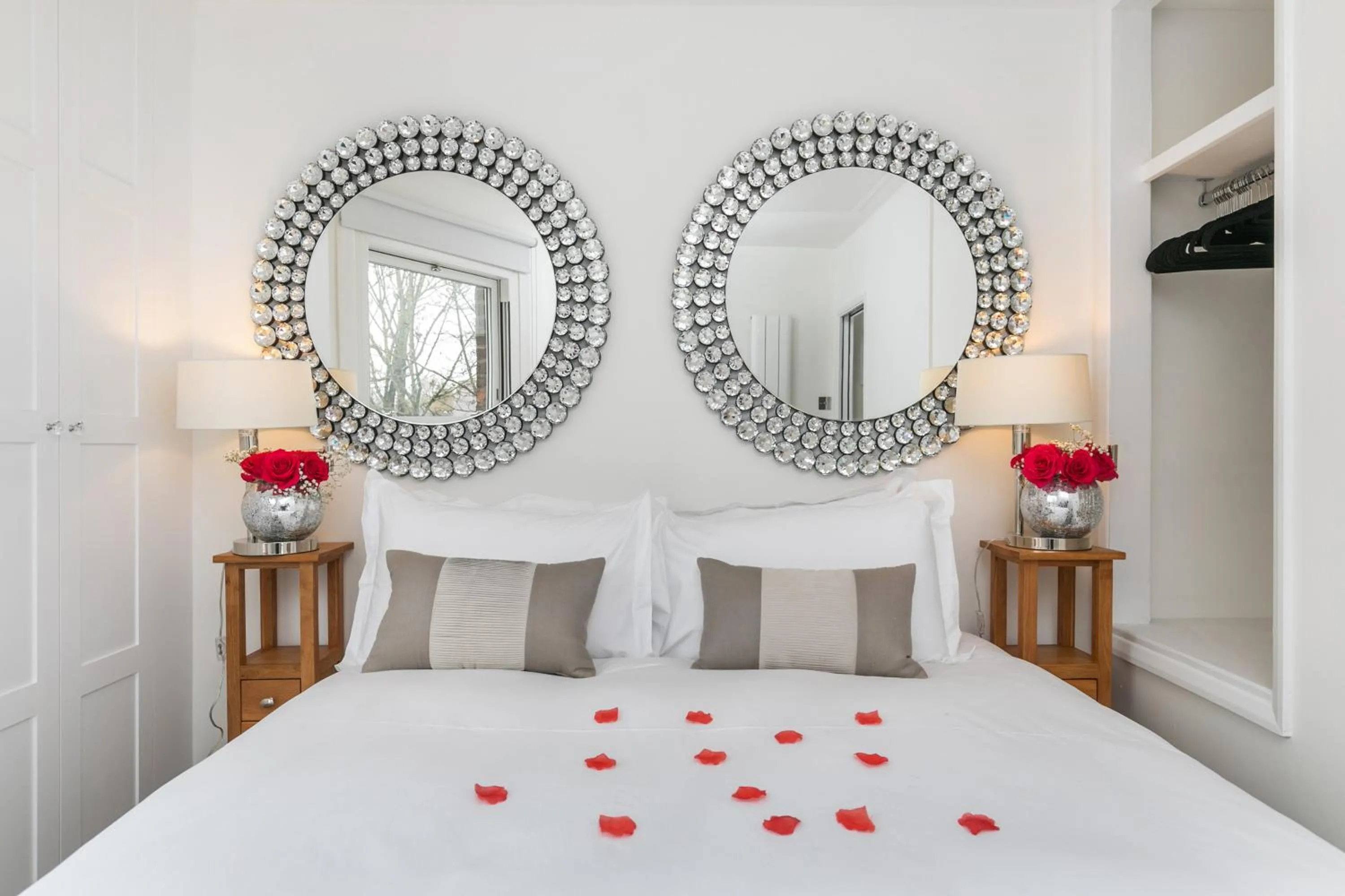 Bedroom, Bed in The Nestle House