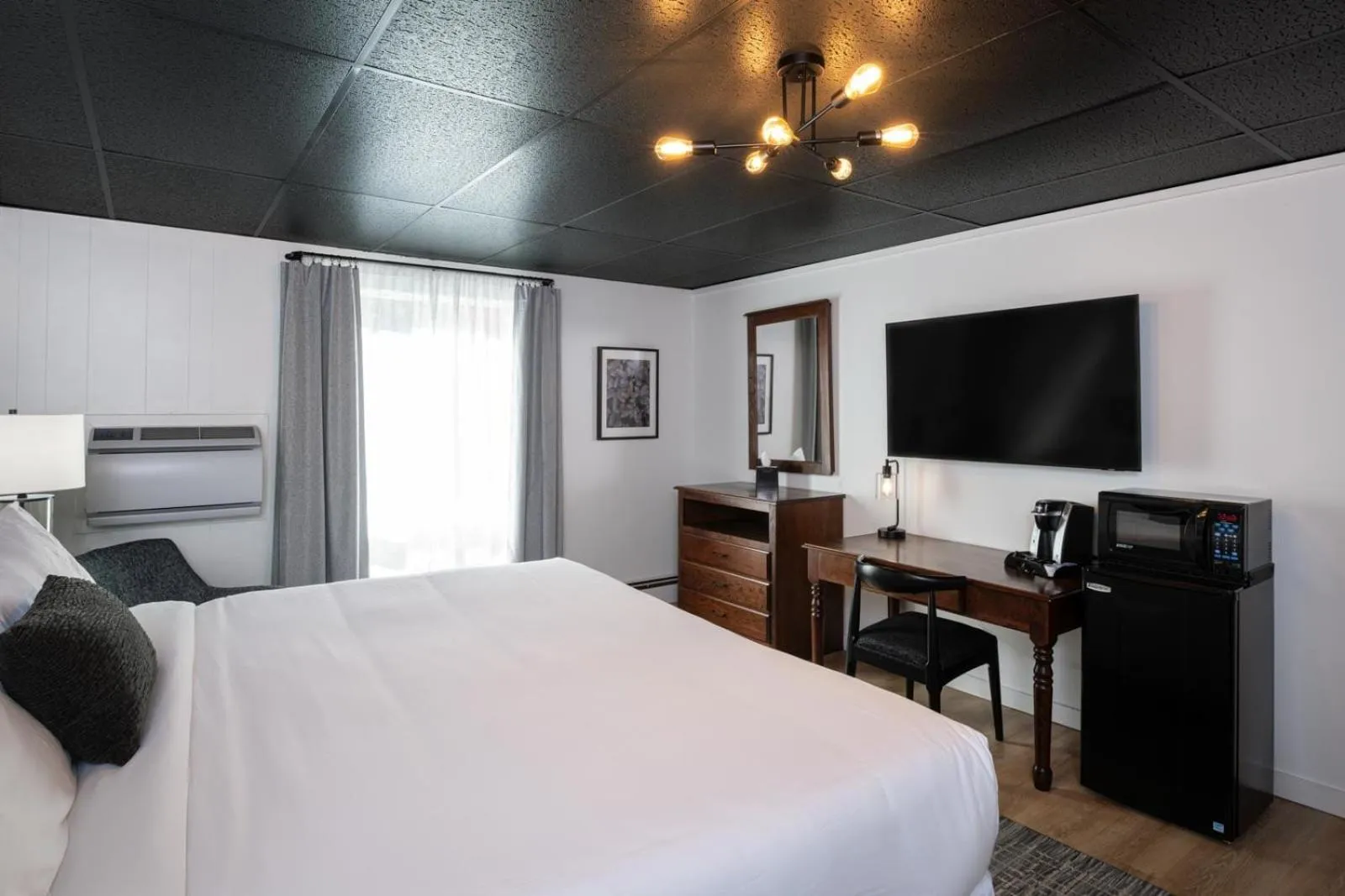 Bedroom, Bed in Shaheen's Adirondack Inn