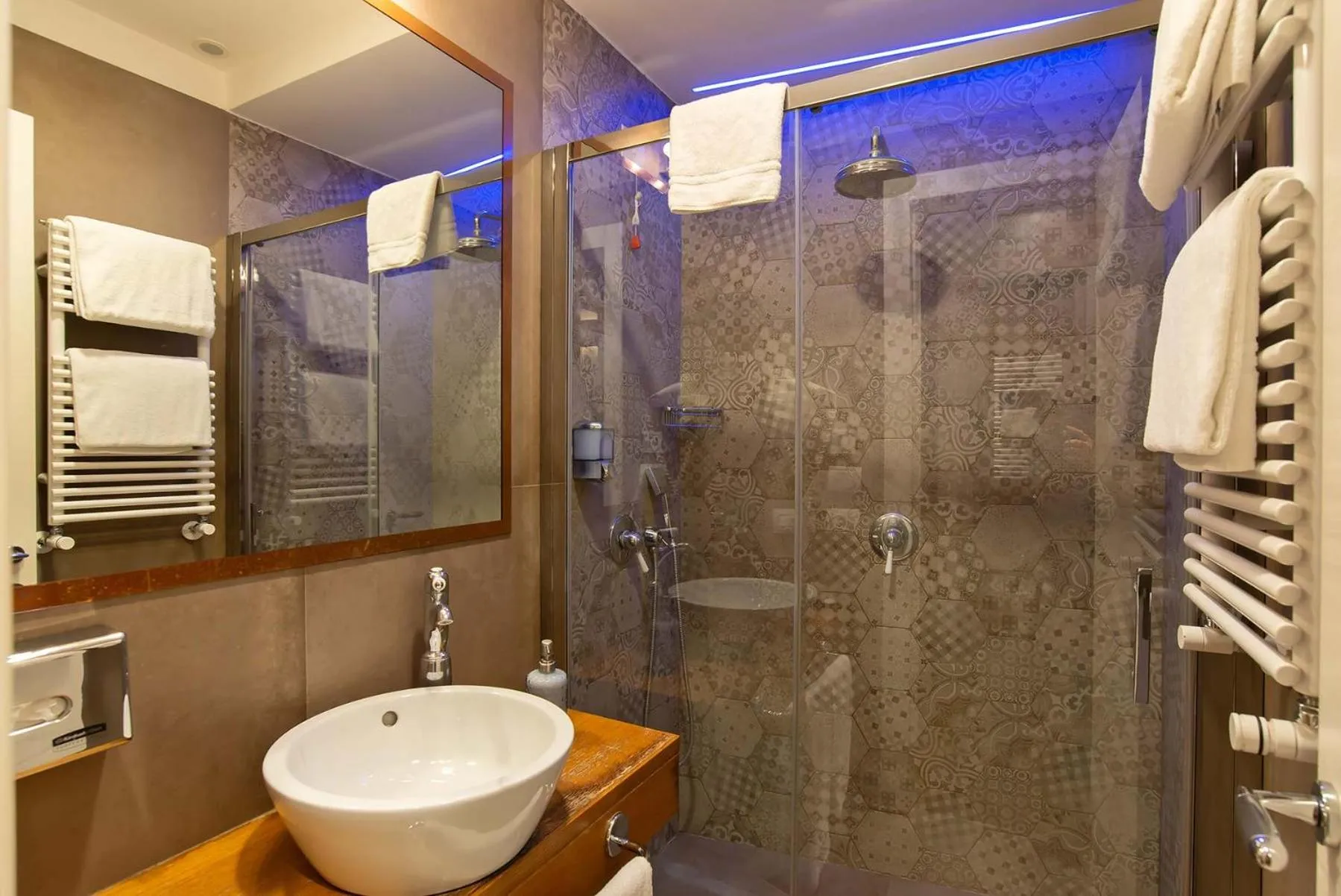 Shower in Hotel Elite