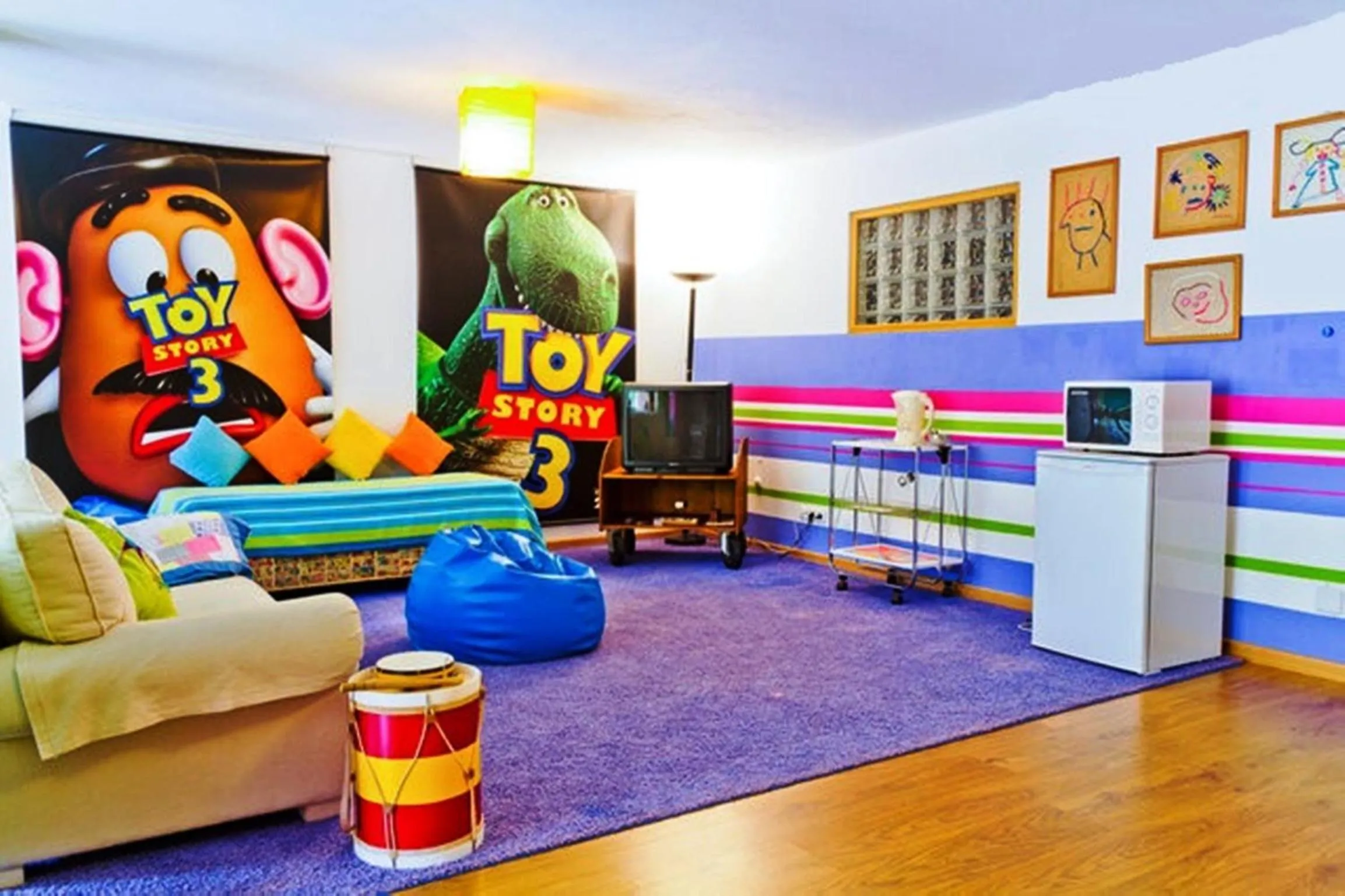 Communal lounge/ TV room in Coloured Studio