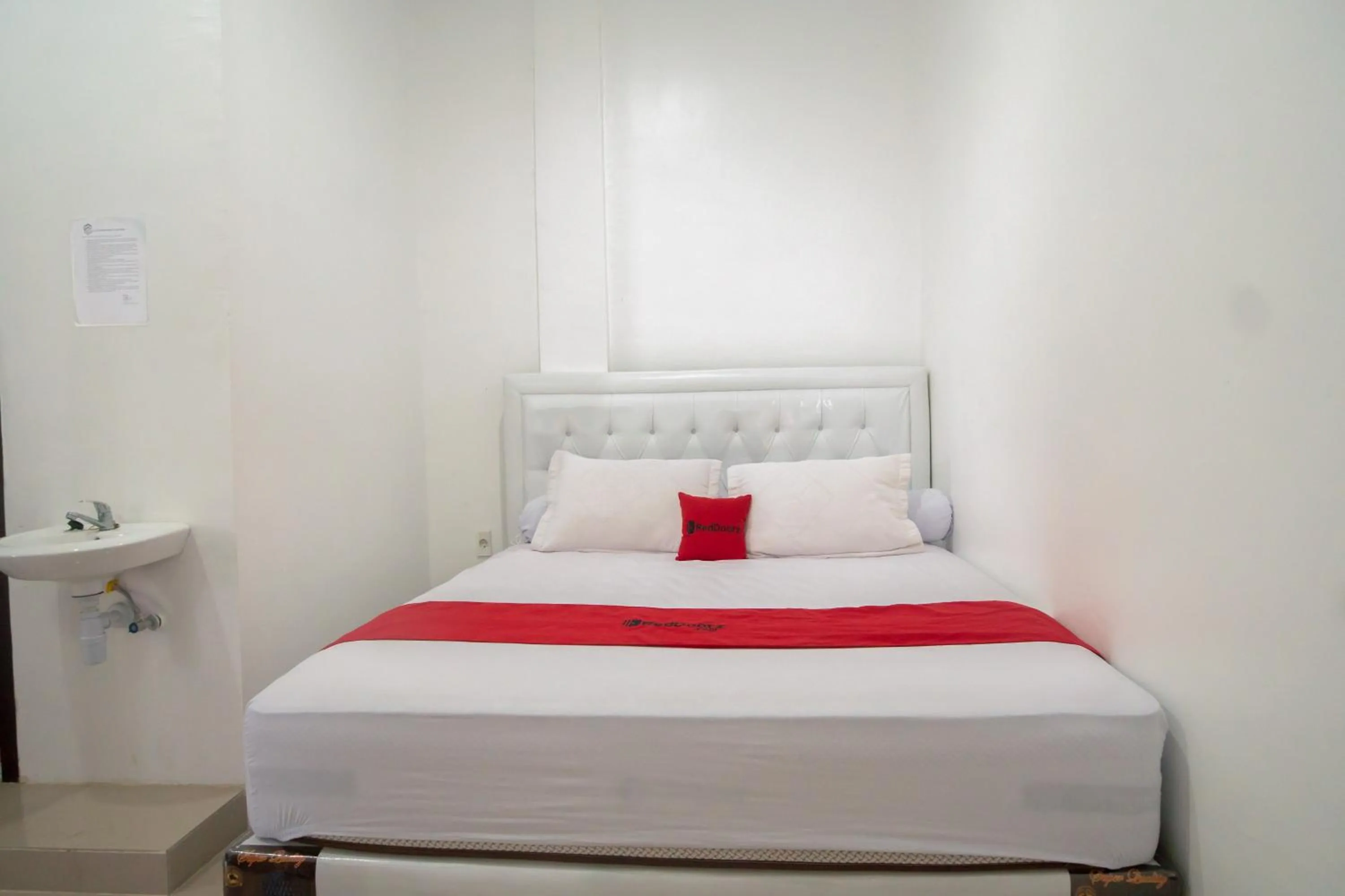 Bedroom, Bed in RedDoorz Syariah near Pelabuhan Ulee Lheue Banda Aceh