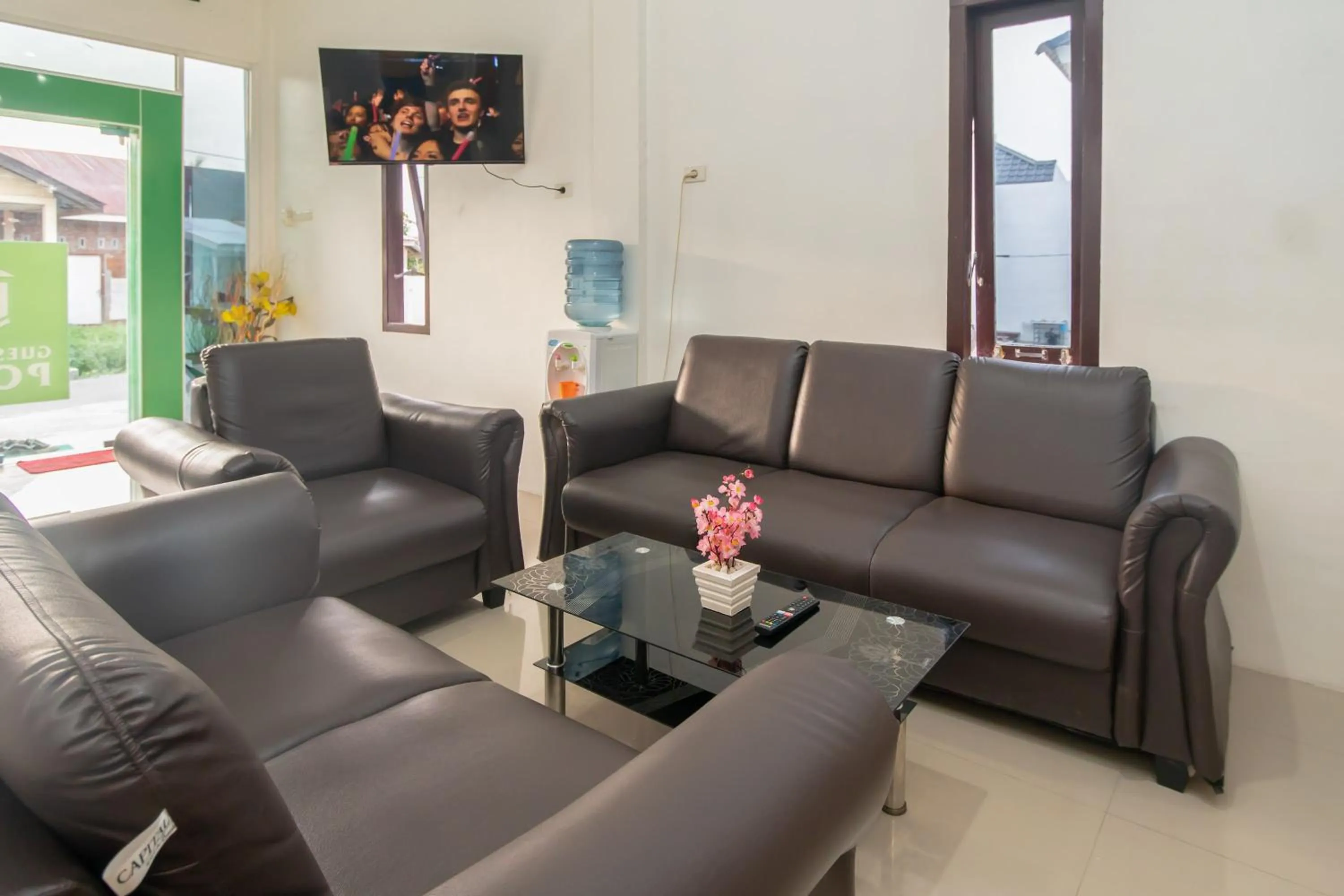 Living room in RedDoorz Syariah near Pelabuhan Ulee Lheue Banda Aceh