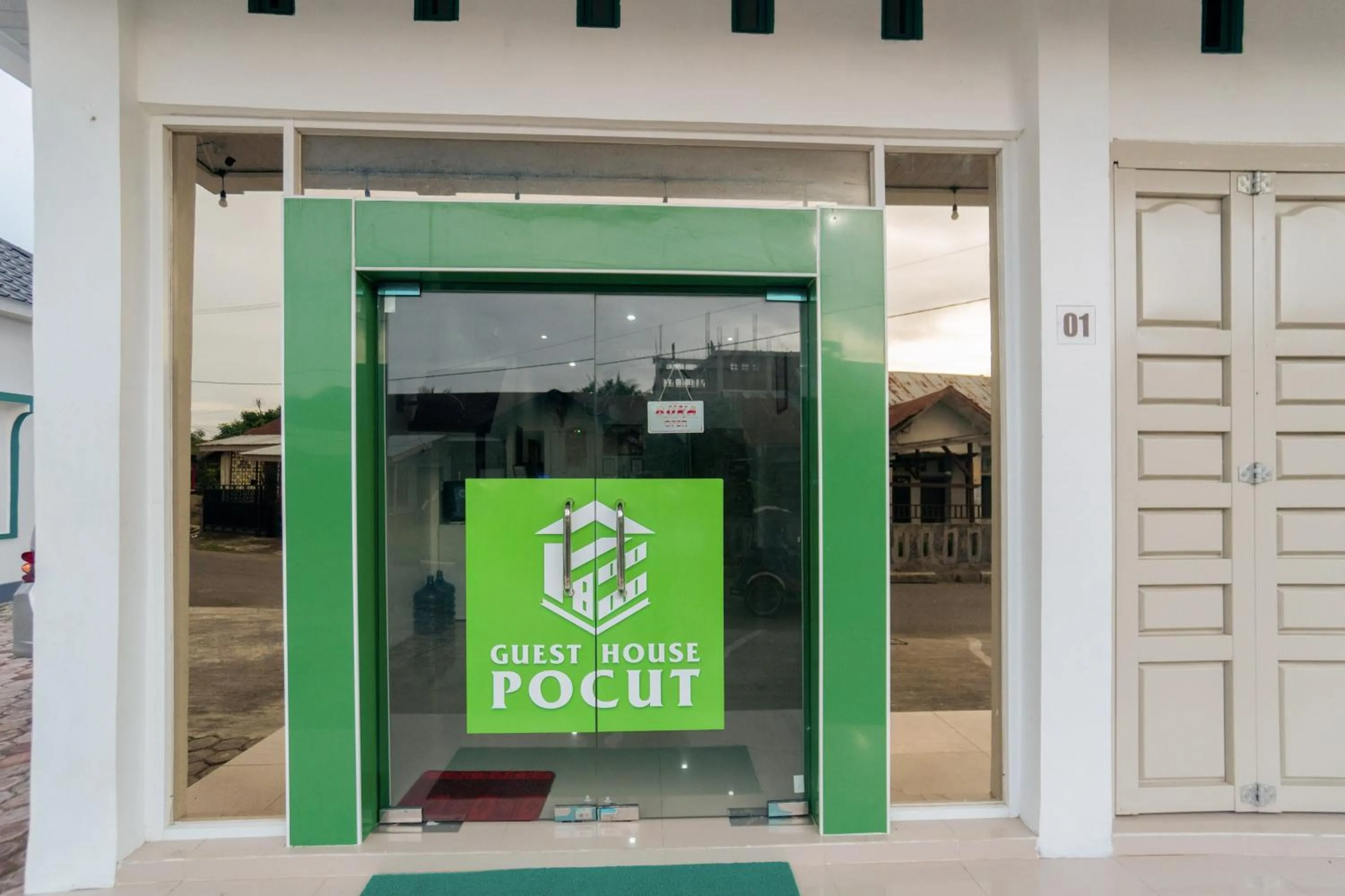 Facade/entrance in RedDoorz Syariah near Pelabuhan Ulee Lheue Banda Aceh