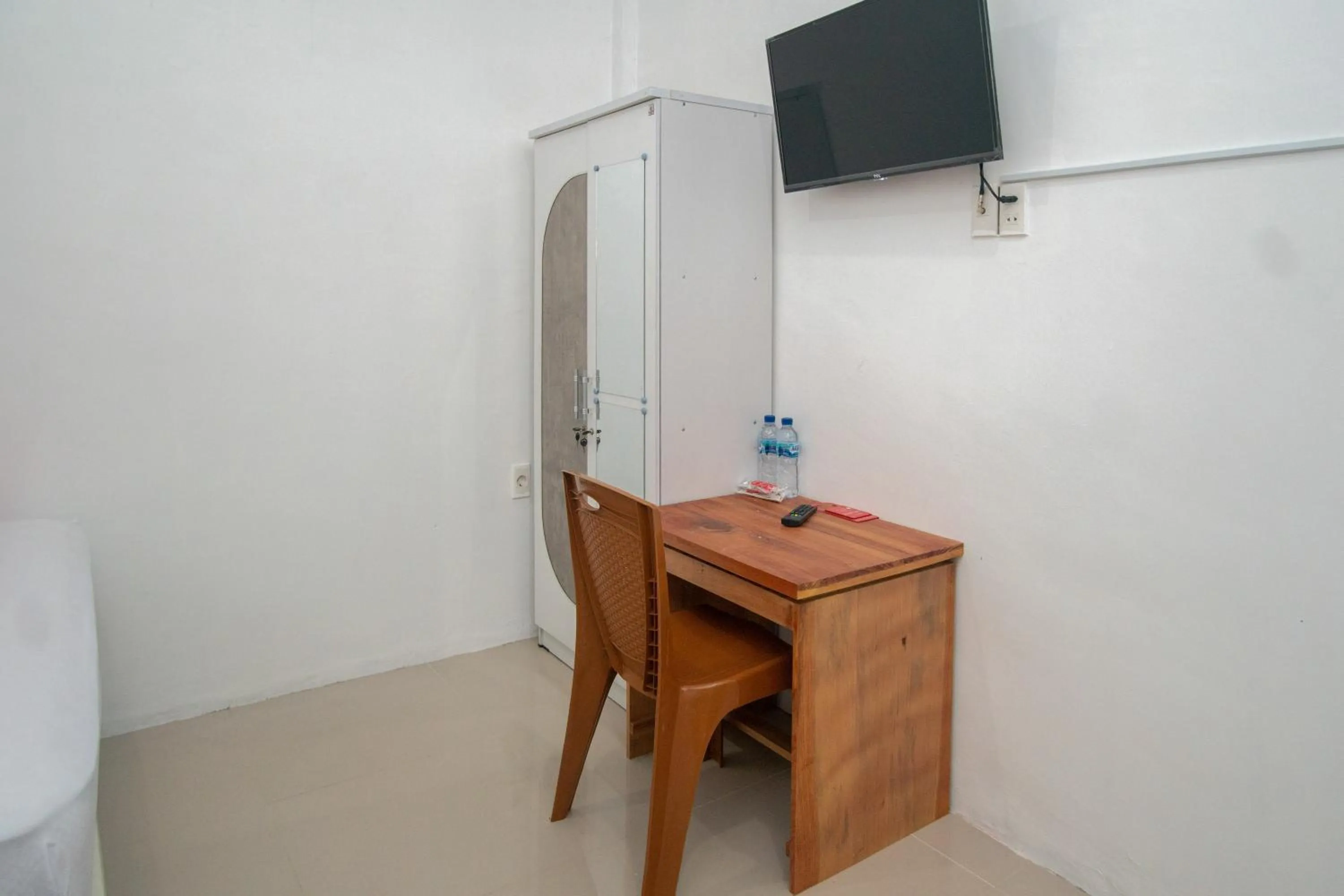 wardrobe in RedDoorz Syariah near Pelabuhan Ulee Lheue Banda Aceh