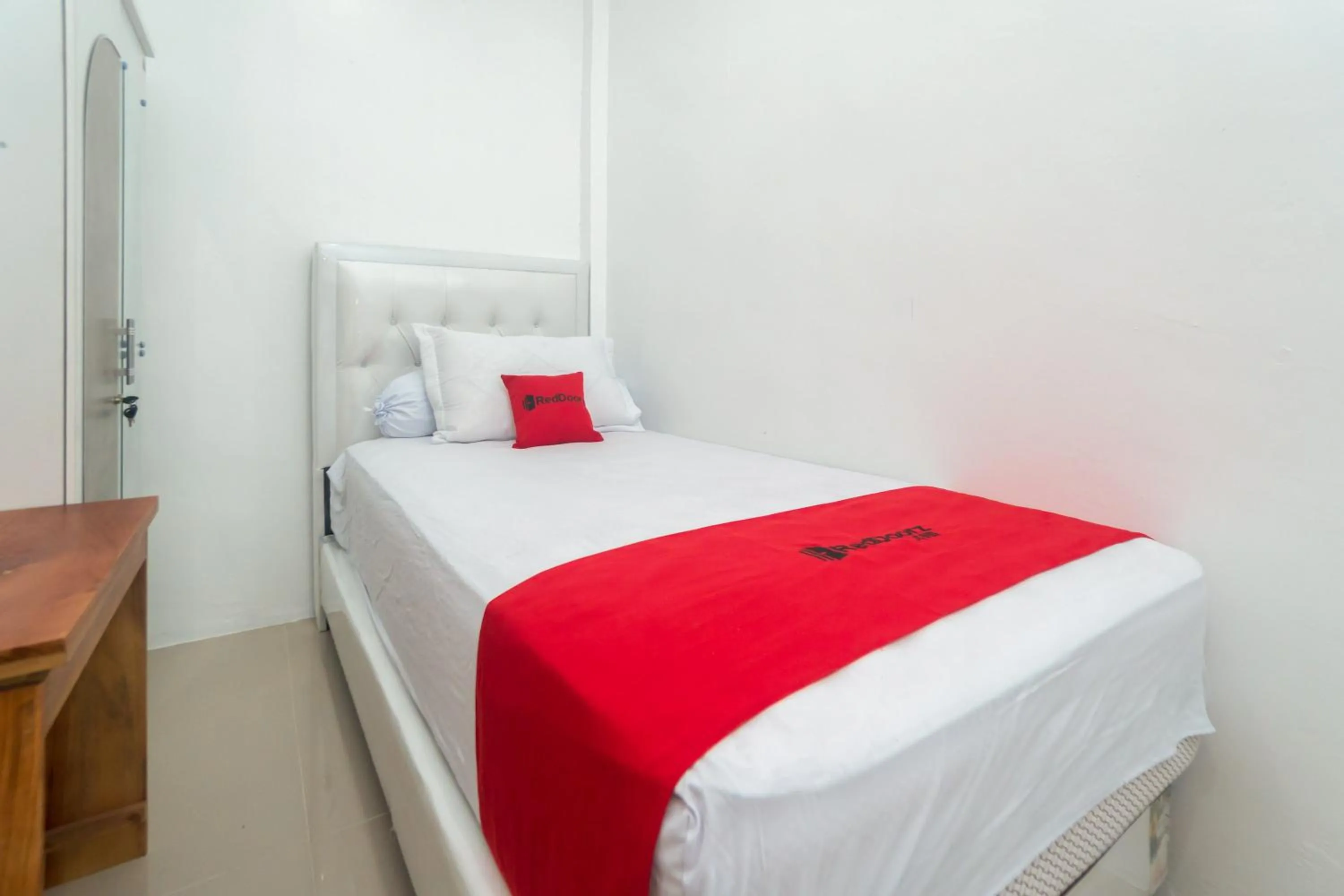 Bedroom, Bed in RedDoorz Syariah near Pelabuhan Ulee Lheue Banda Aceh