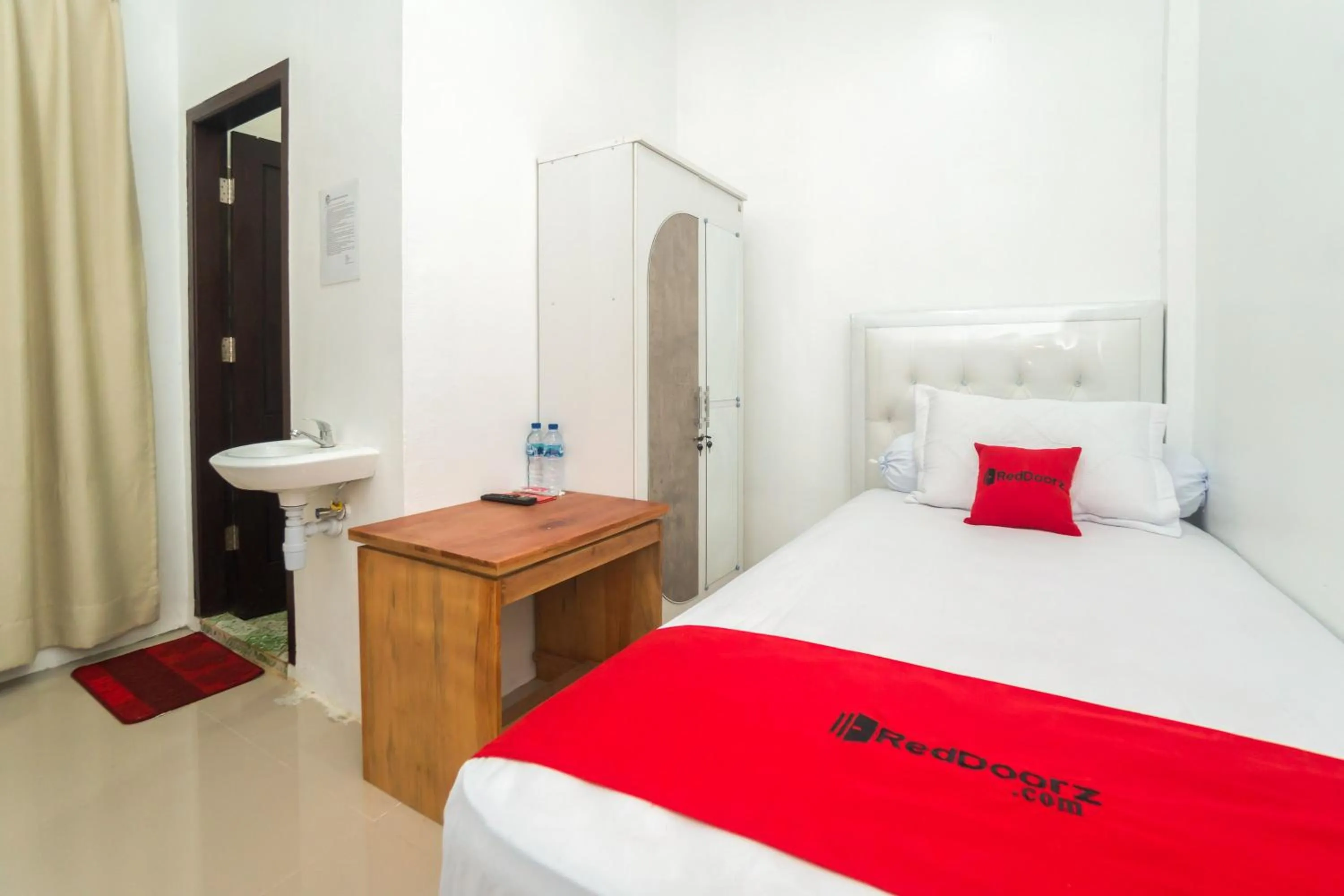 Twin Room in RedDoorz Syariah near Pelabuhan Ulee Lheue Banda Aceh