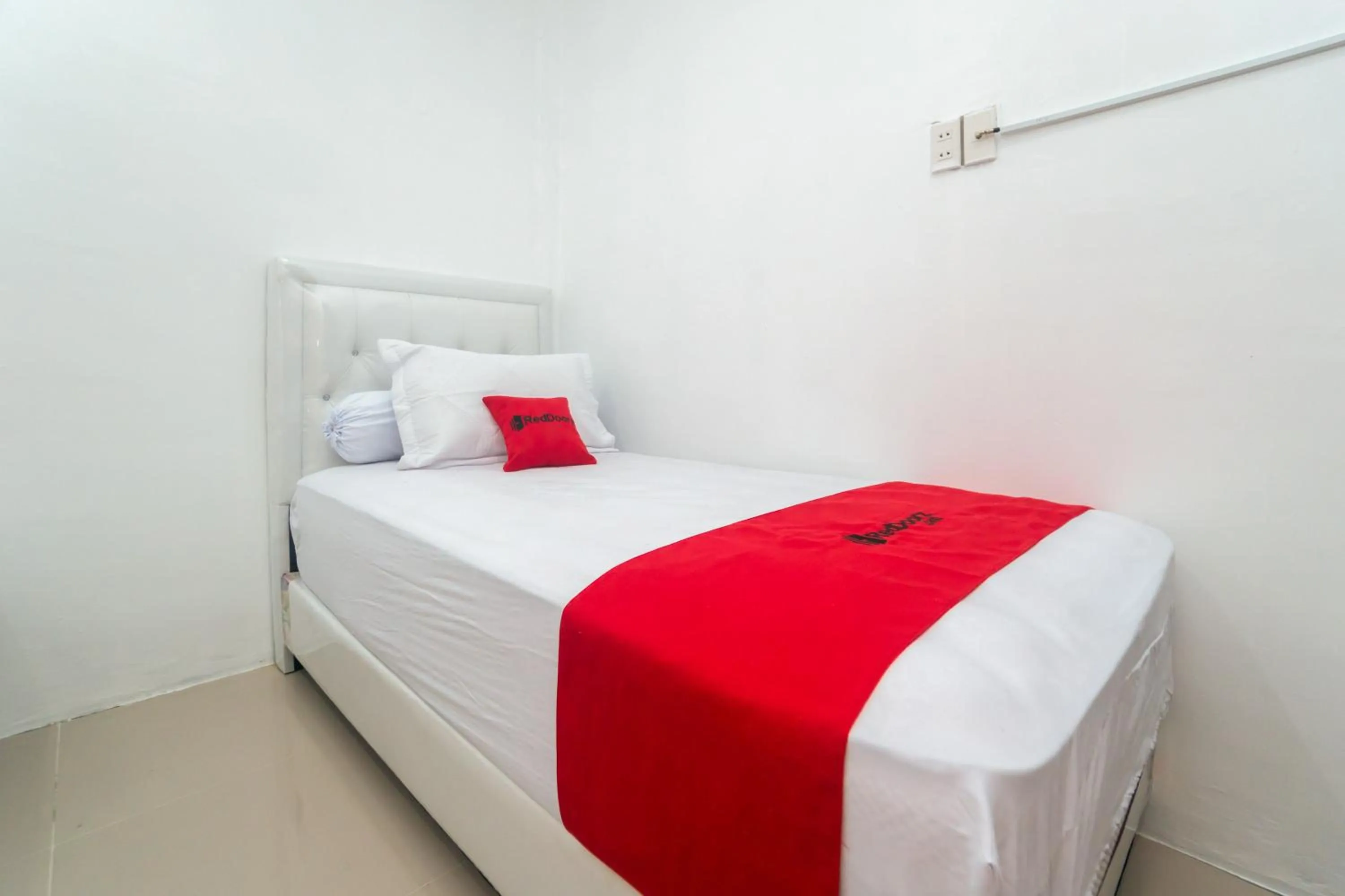 Bedroom, Bed in RedDoorz Syariah near Pelabuhan Ulee Lheue Banda Aceh