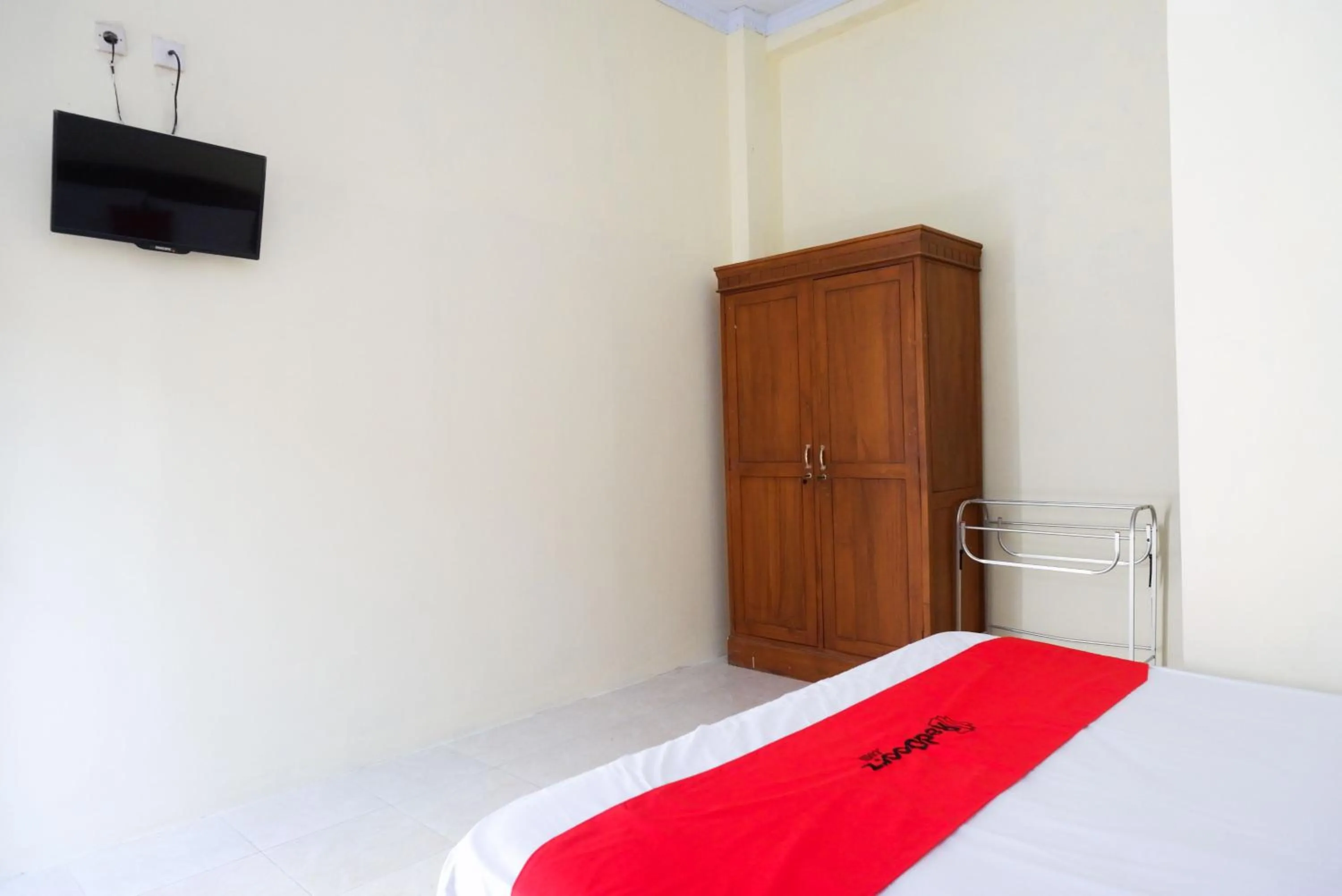 Bedroom, Bed in RedDoorz @ Umbul Ponggok Waterpark Klaten
