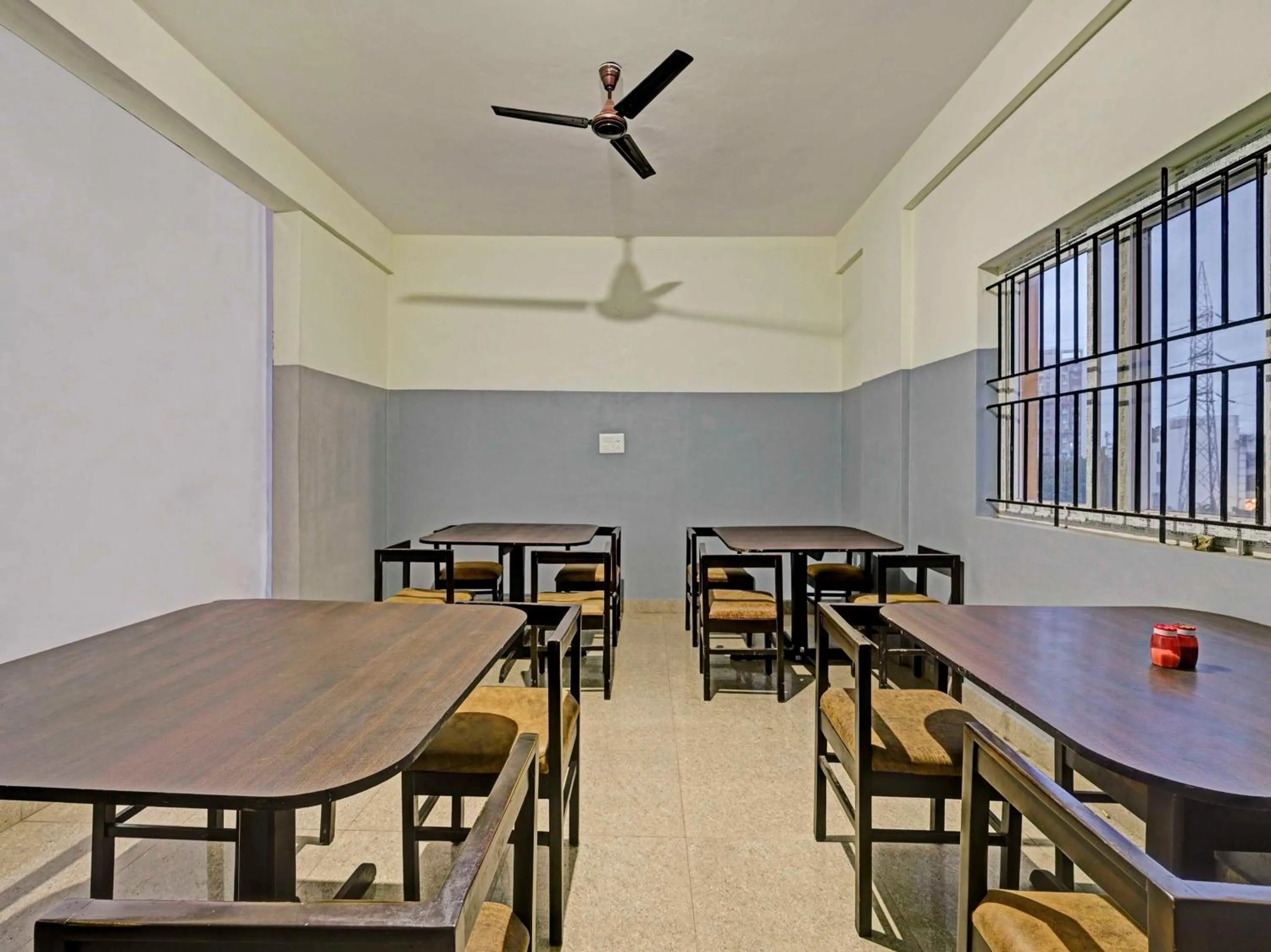 Restaurant/places to eat in Super Hotel O Sri Sapthagiri Comforts