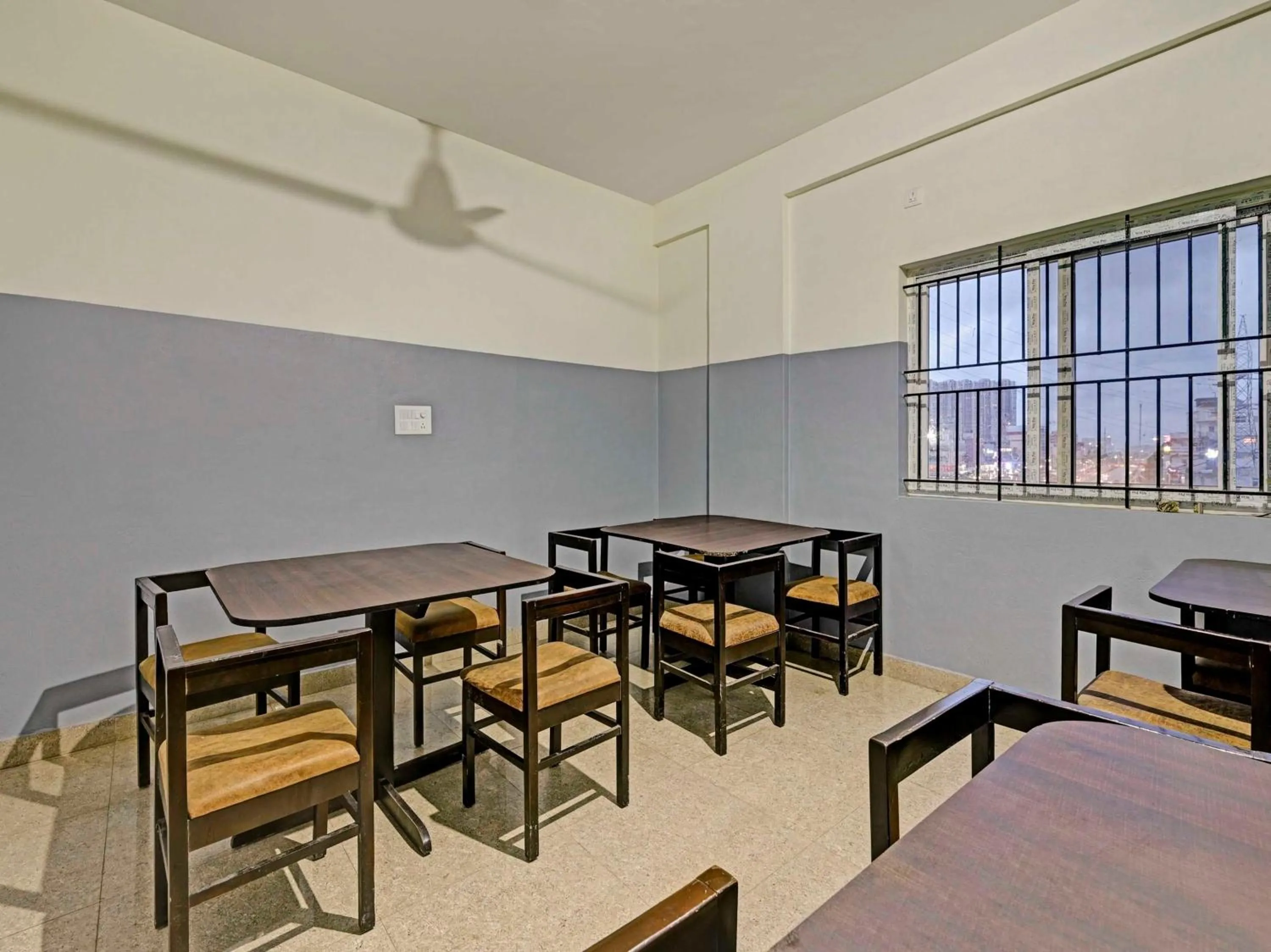 Restaurant/places to eat in Super Hotel O Sri Sapthagiri Comforts