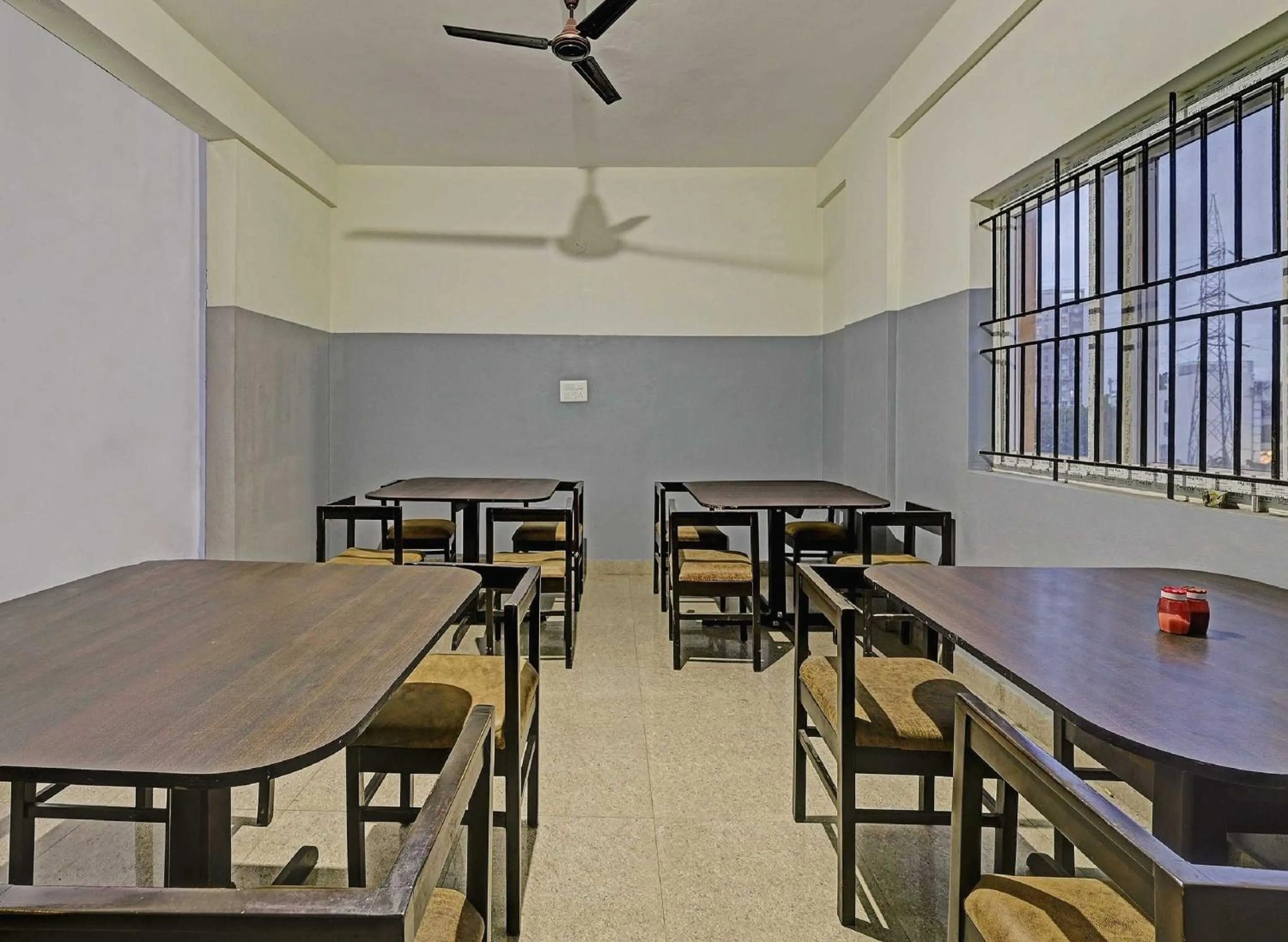 Restaurant/places to eat in Super Hotel O Sri Sapthagiri Comforts