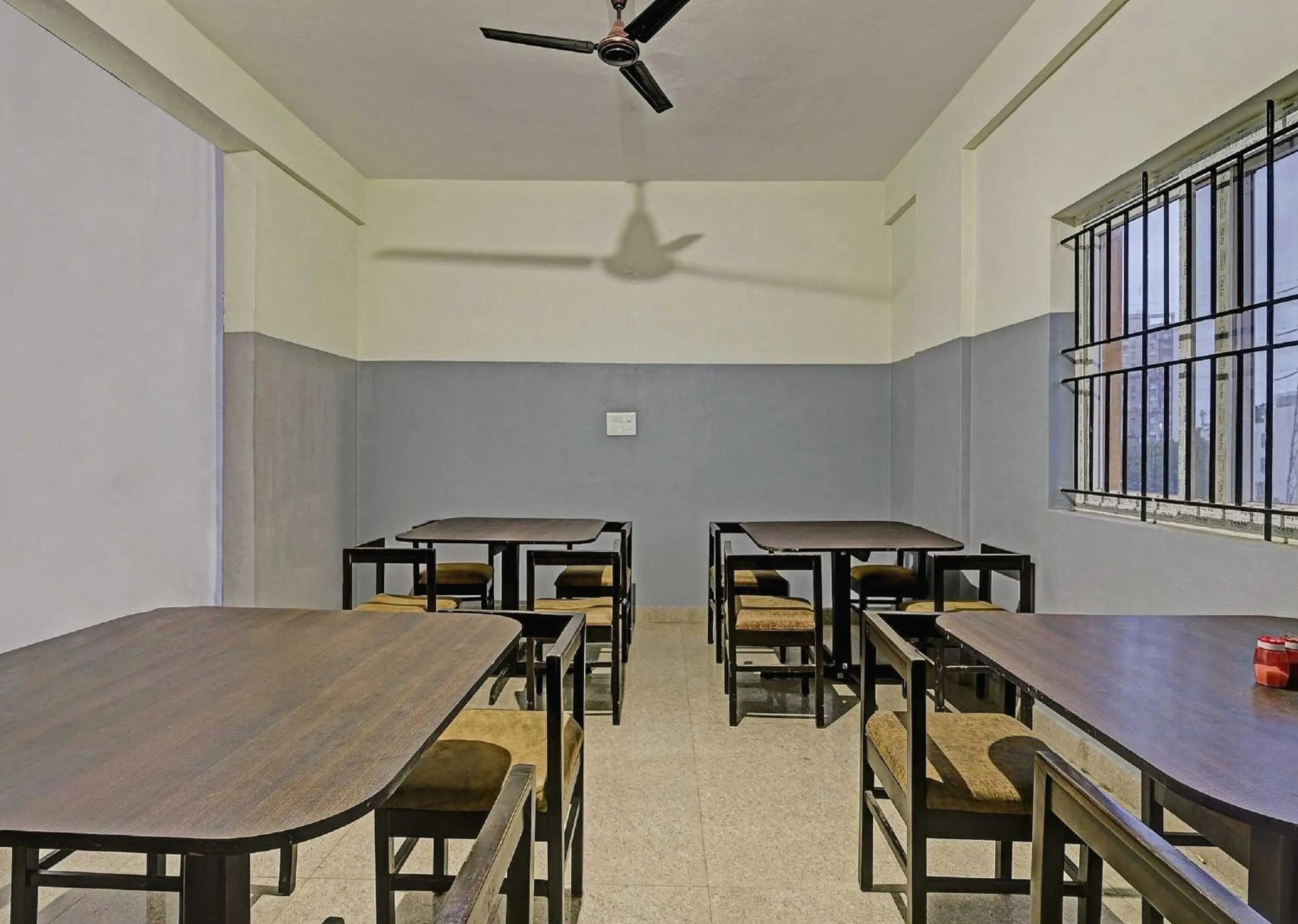 Restaurant/places to eat in Super Hotel O Sri Sapthagiri Comforts