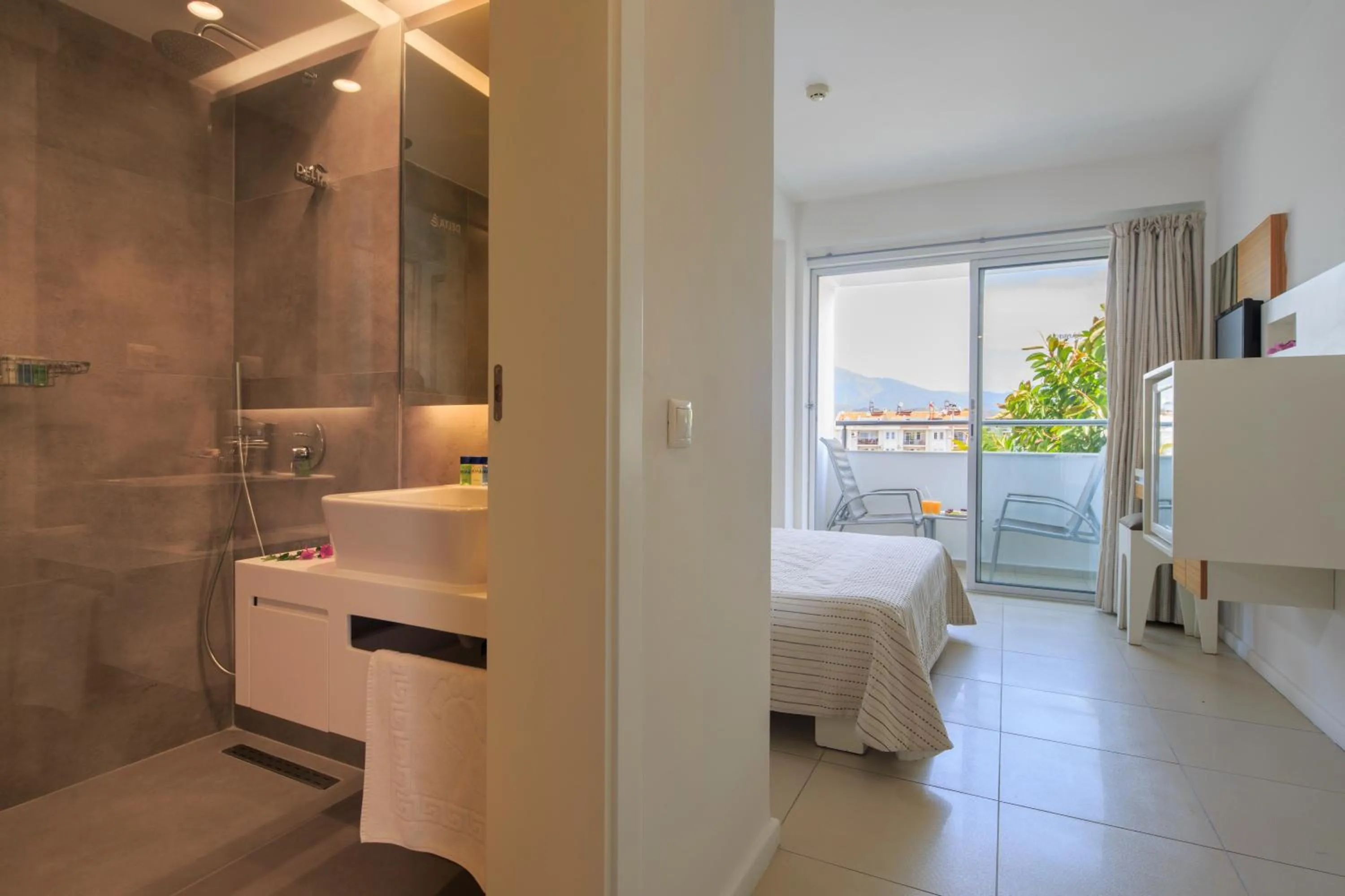 Bathroom, Bed in Hotel Delta