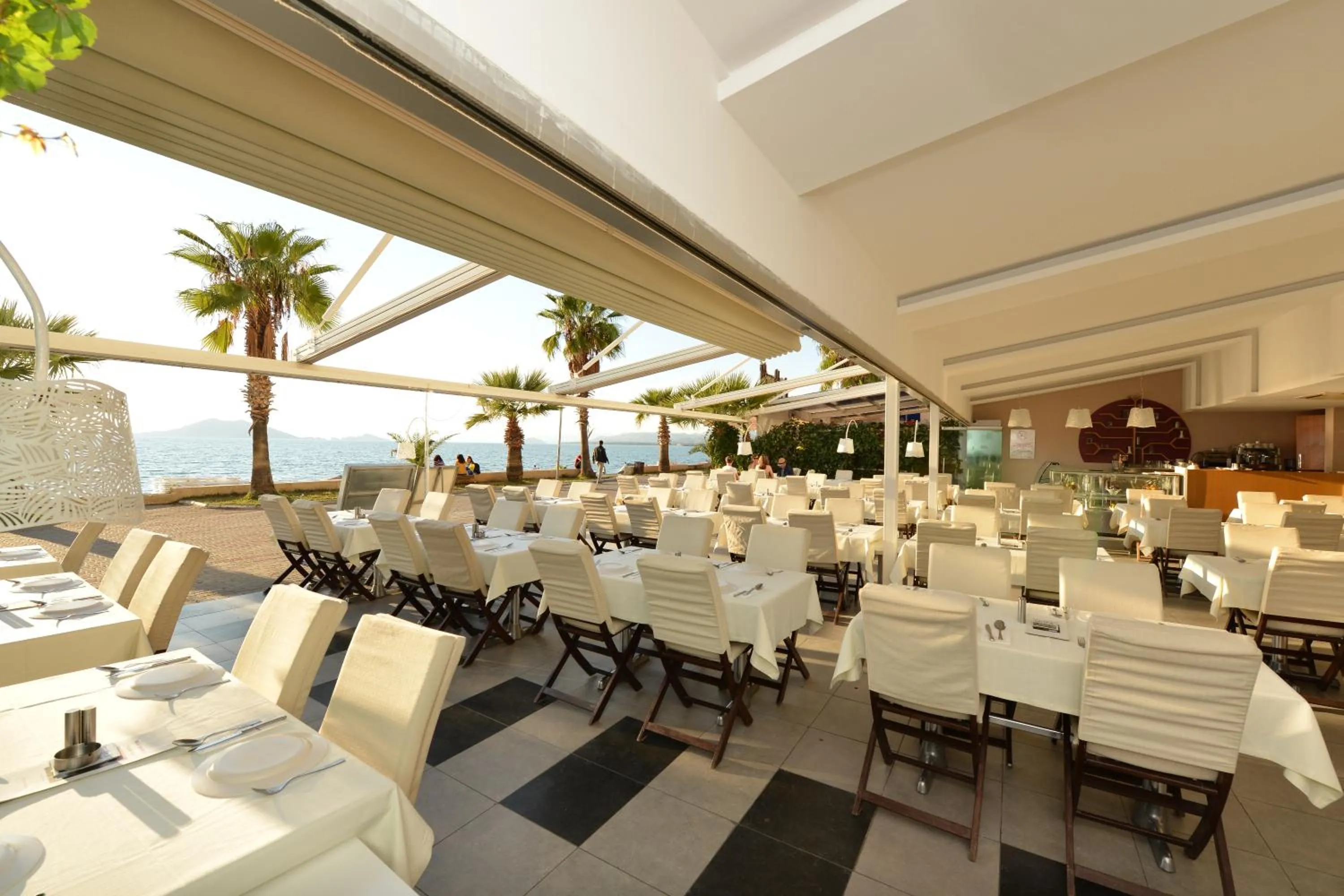 Restaurant/places to eat in Hotel Delta