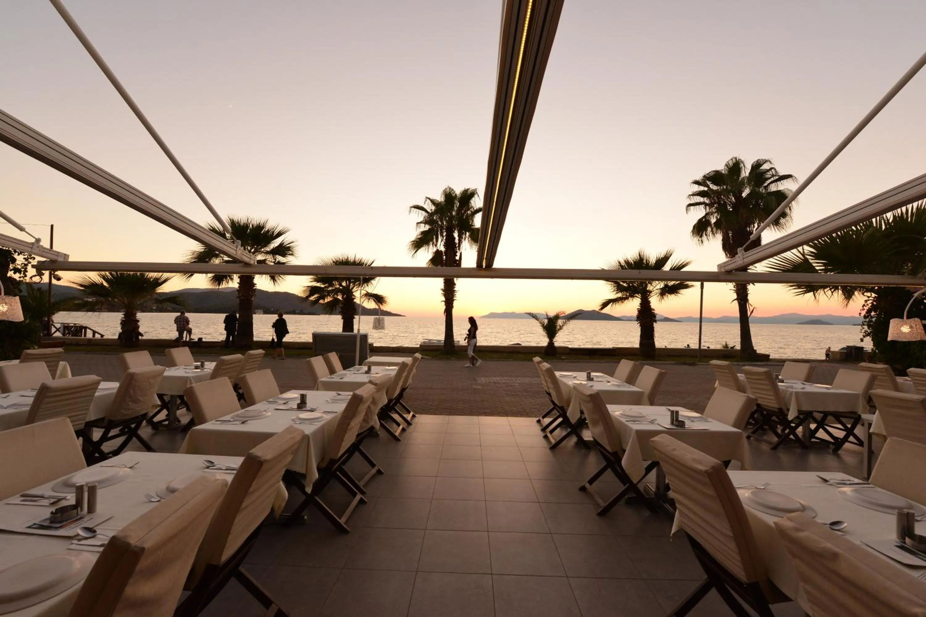 Restaurant/places to eat in Hotel Delta