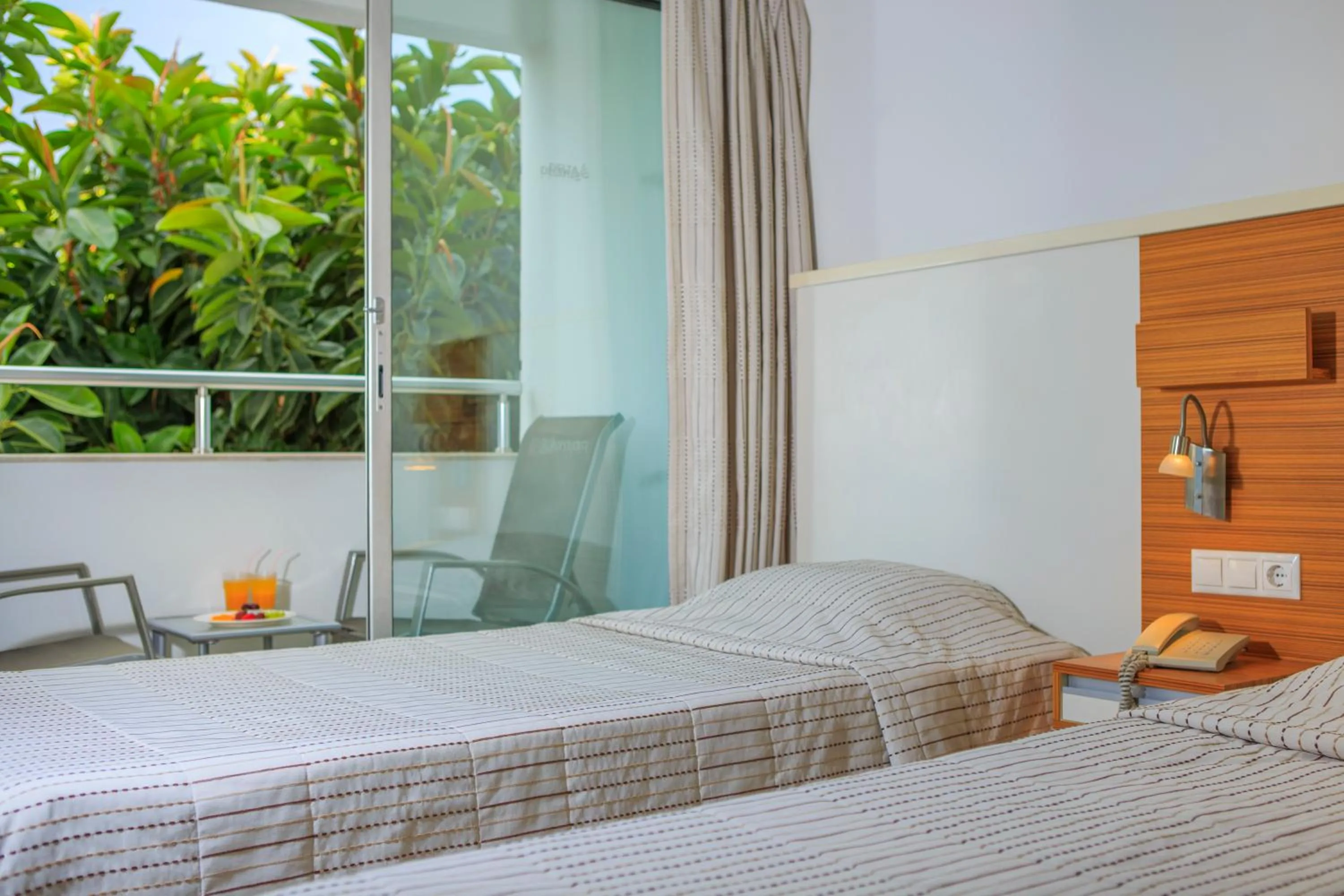 Lake view, Bed in Hotel Delta