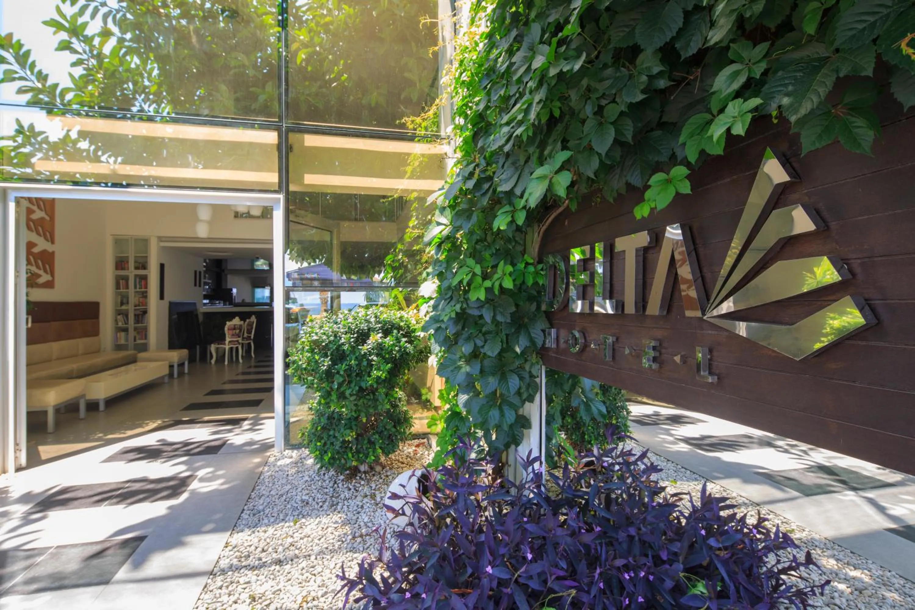 Facade/entrance in Hotel Delta