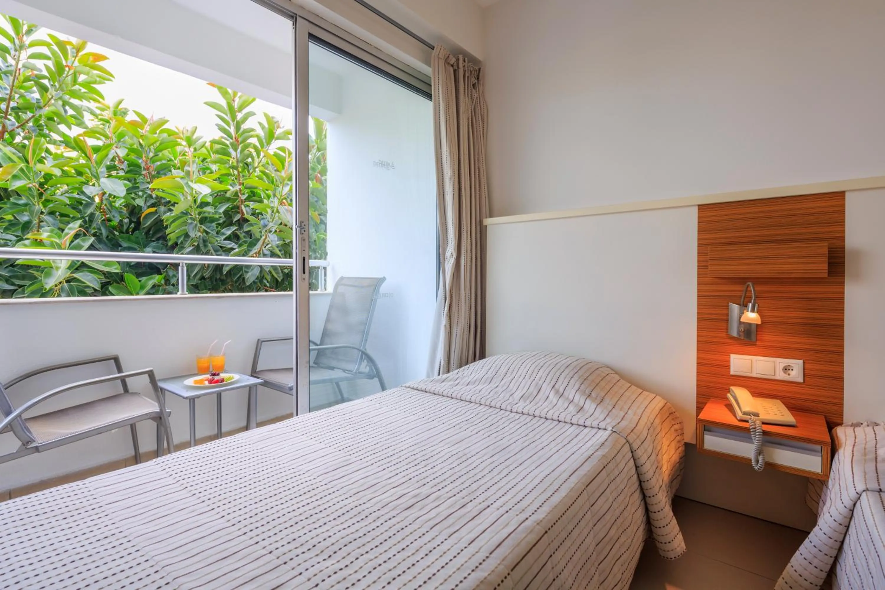 Balcony/Terrace, Bed in Hotel Delta