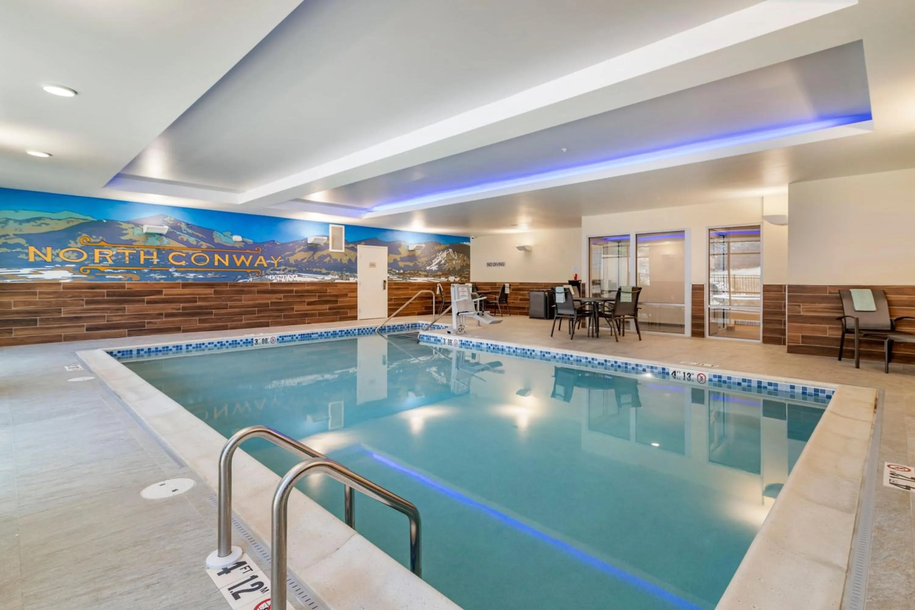 Swimming pool in Fairfield by Marriott Inn & Suites North Conway