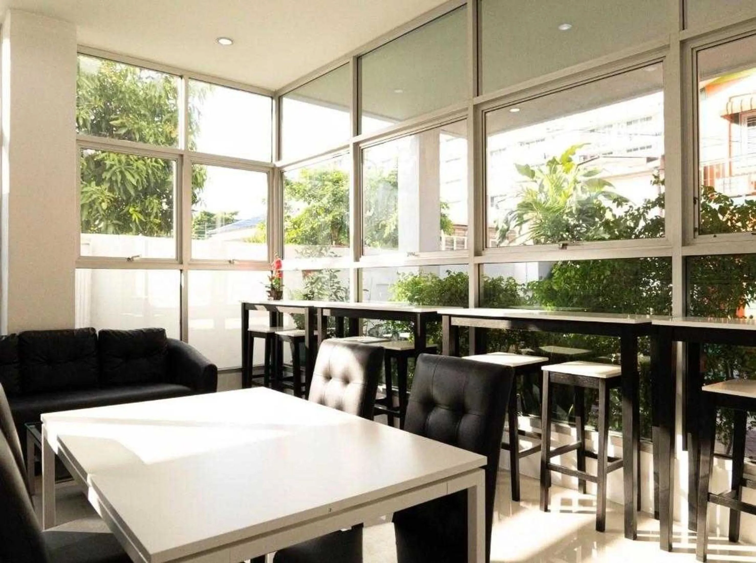 Seating area in RQ Bangkok Sukhumvit 50 by Collection O