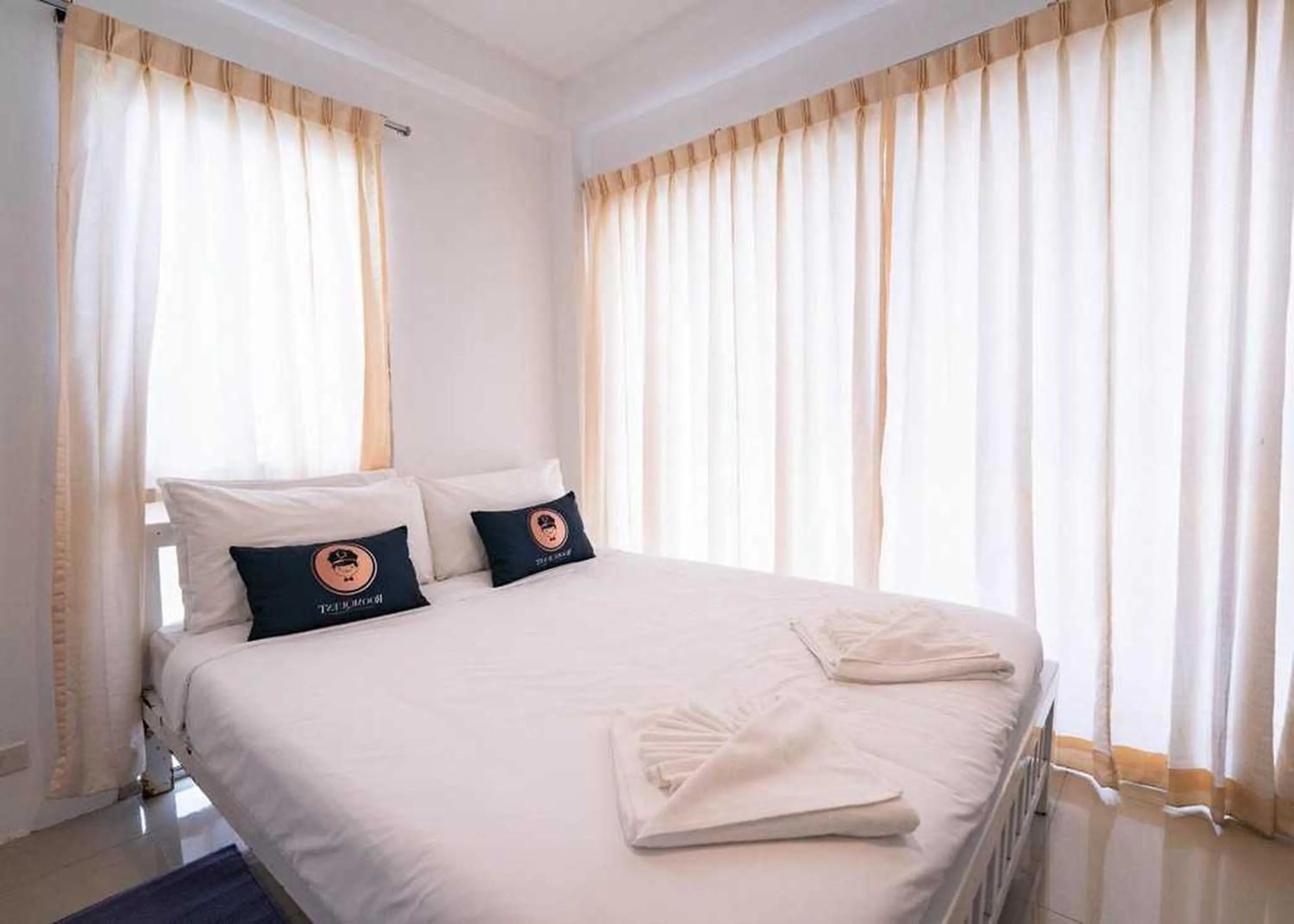 Bed in RQ Bangkok Sukhumvit 50 by Collection O