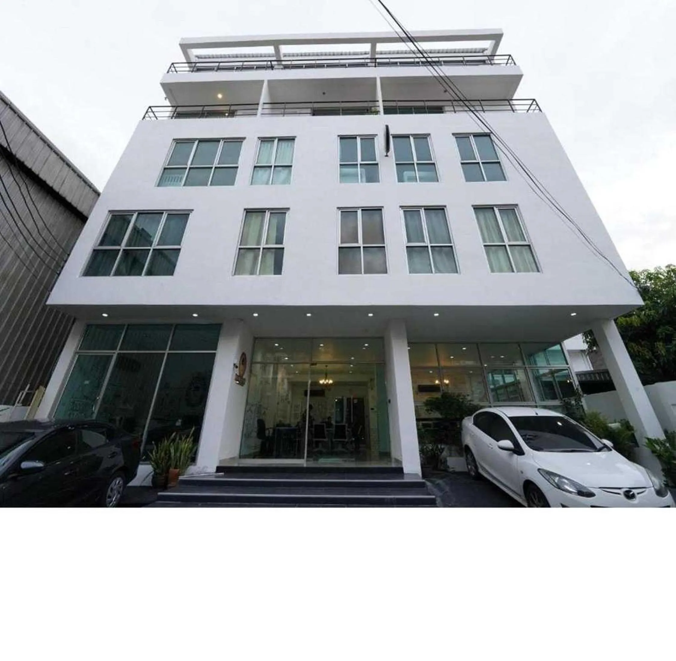 Property building in RQ Bangkok Sukhumvit 50 by Collection O