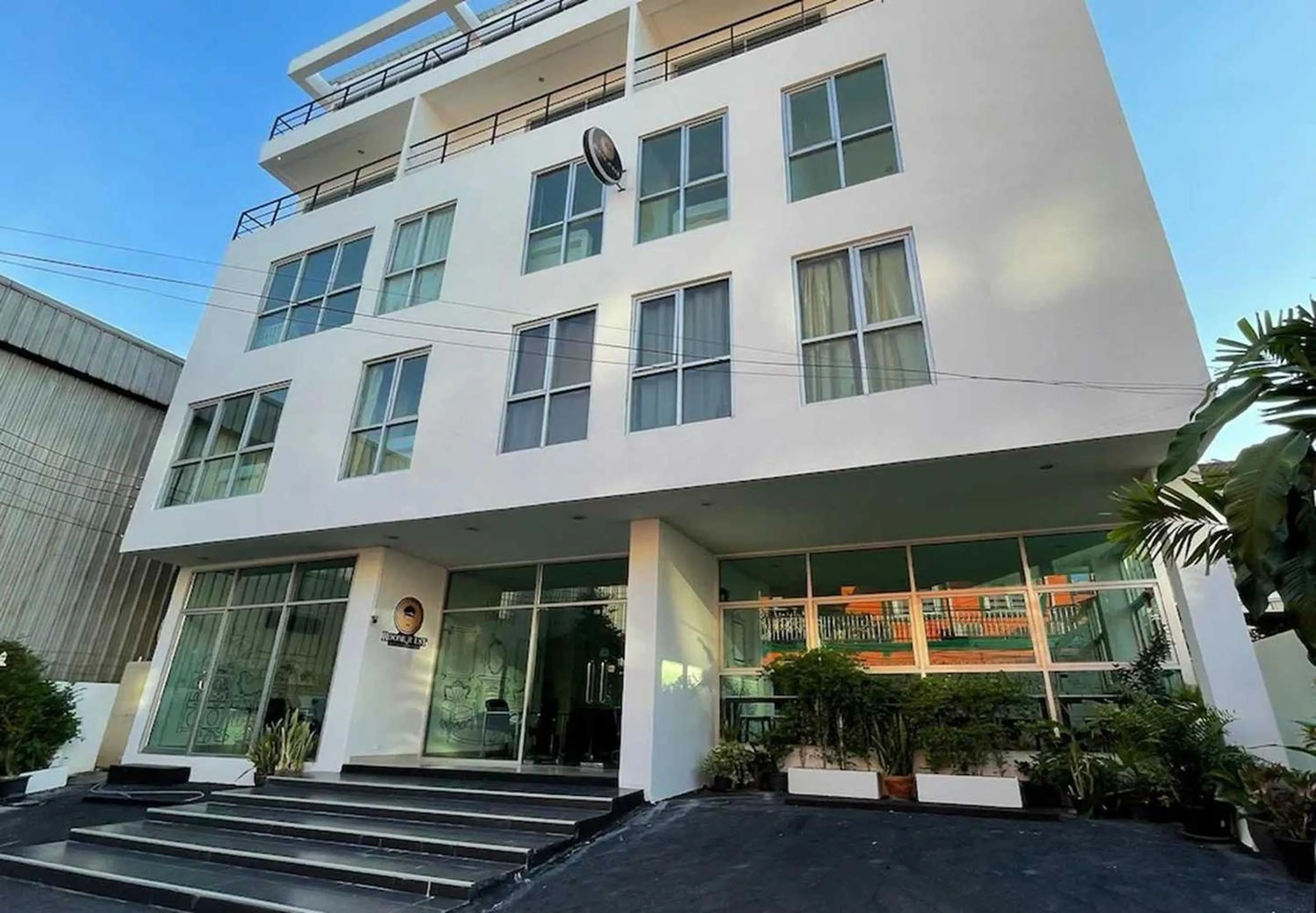 Facade/entrance in RQ Bangkok Sukhumvit 50 by Collection O