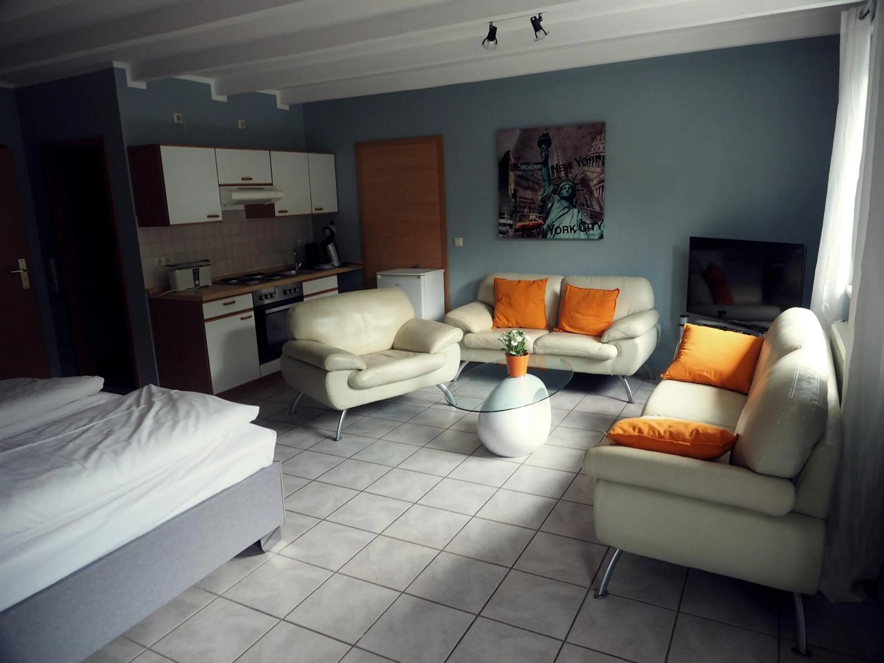 Photo of the whole room, Bed in Apart Hotel Sarstedter Hof