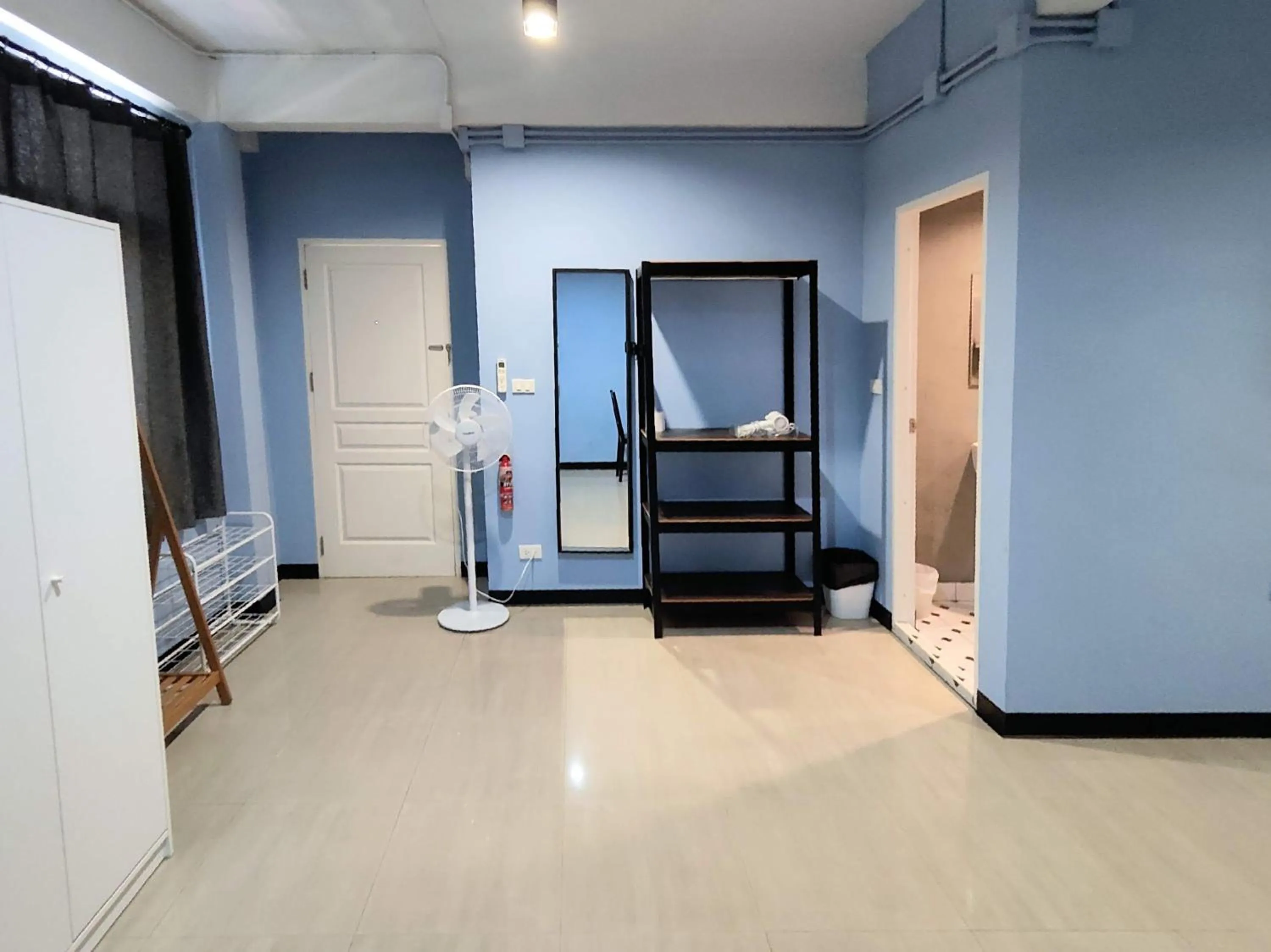 Photo of the whole room in HOUSEMODE - BAANYAI @ Wongwian Yai