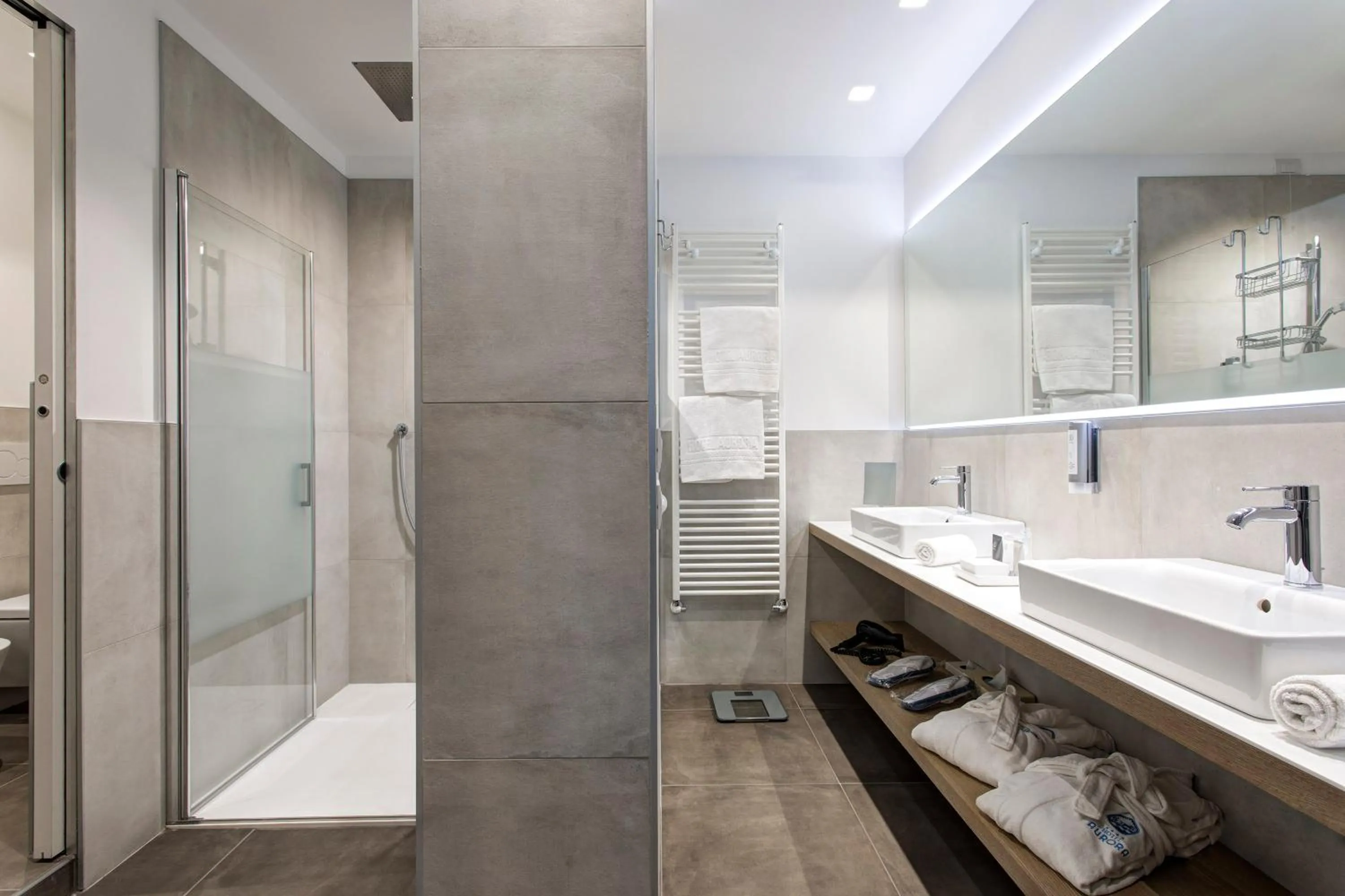 Bathroom in Hotel Aurora