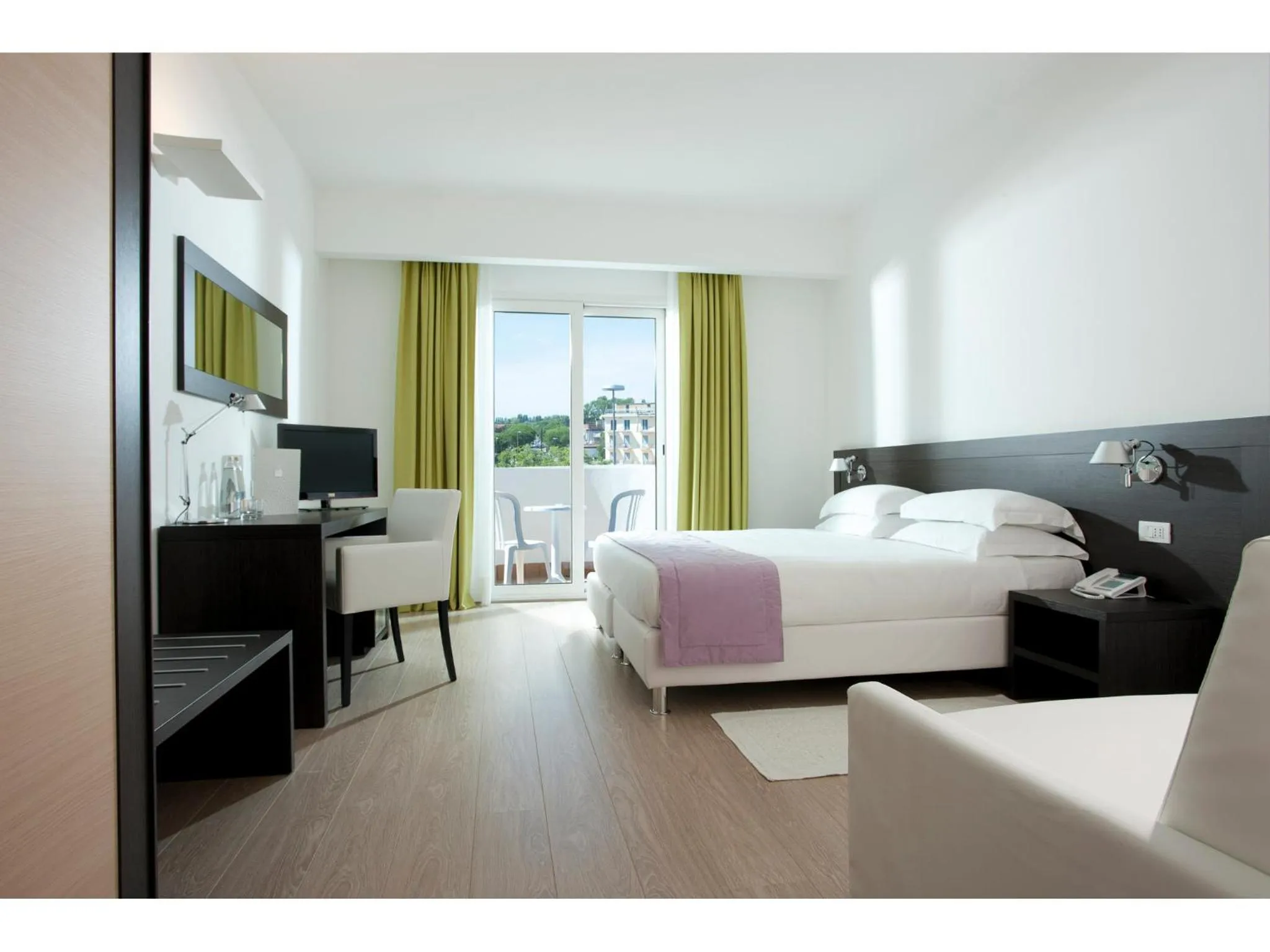 Balcony/Terrace, Bed in Hotel Aurora