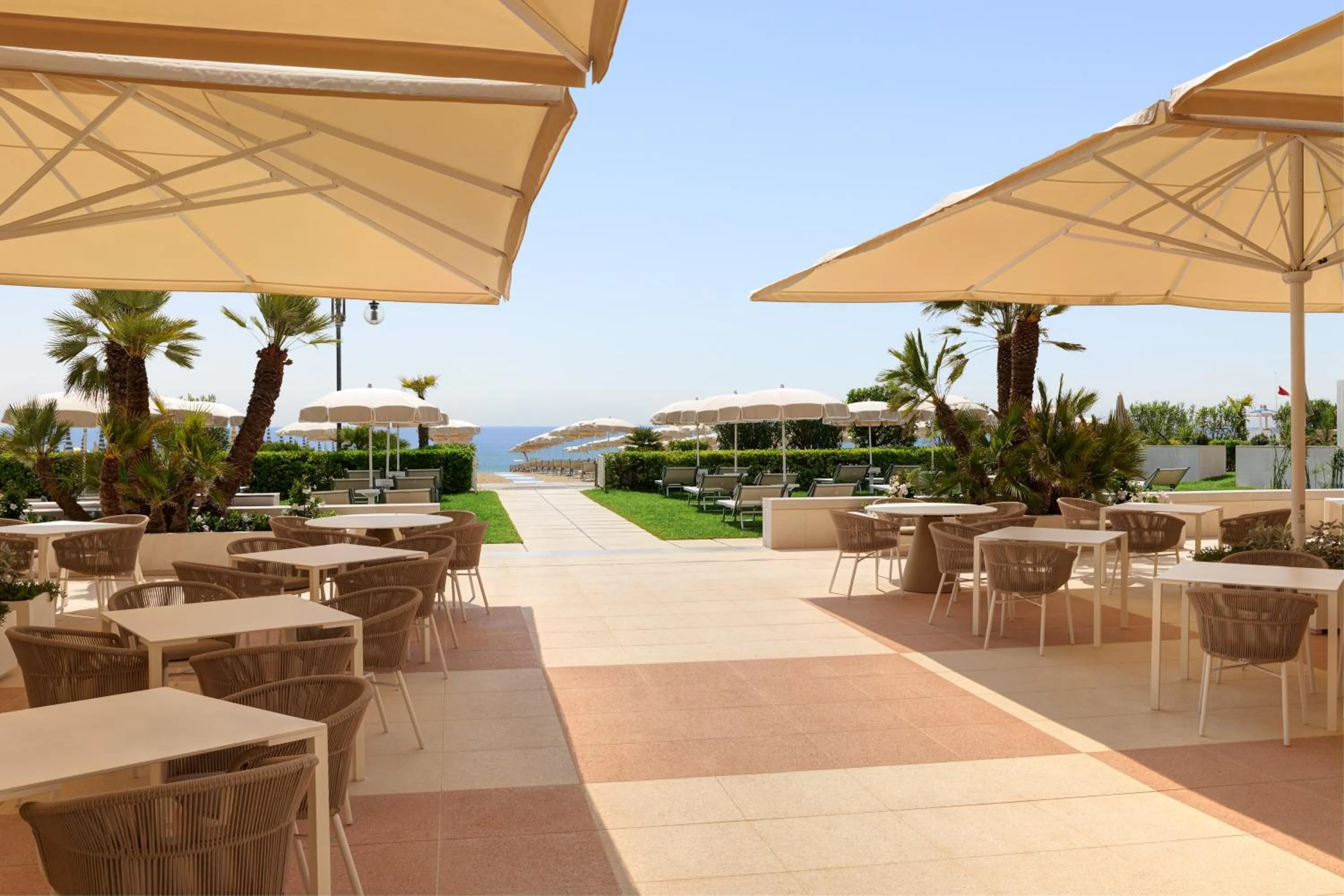 Restaurant/places to eat in Hotel Aurora